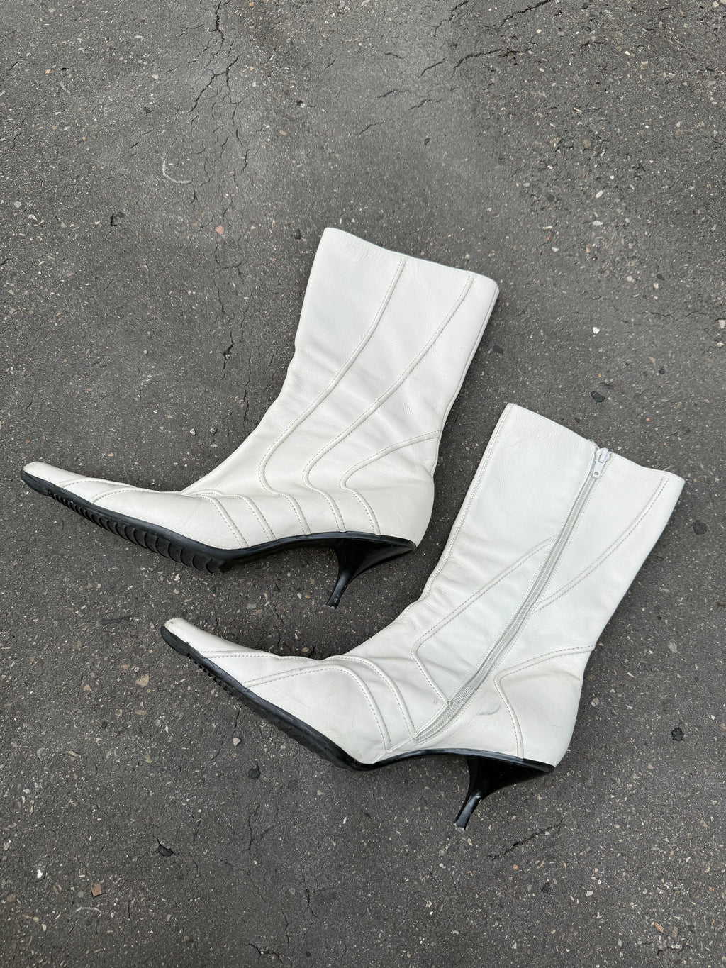 Weiße Leder Stiefel mit Absatz und Spitzer Front