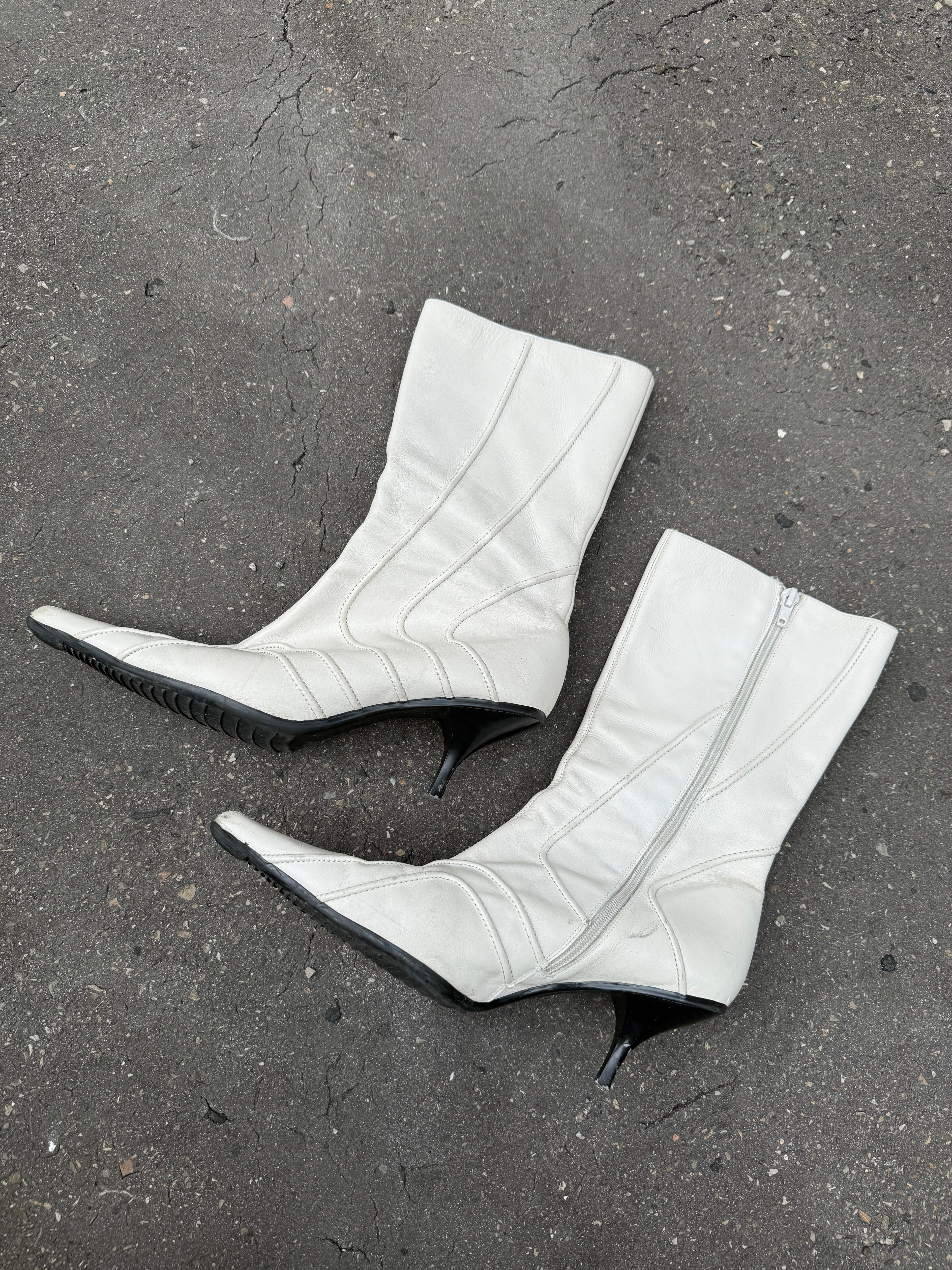 Weiße Leder Stiefel mit Absatz und Spitzer Front