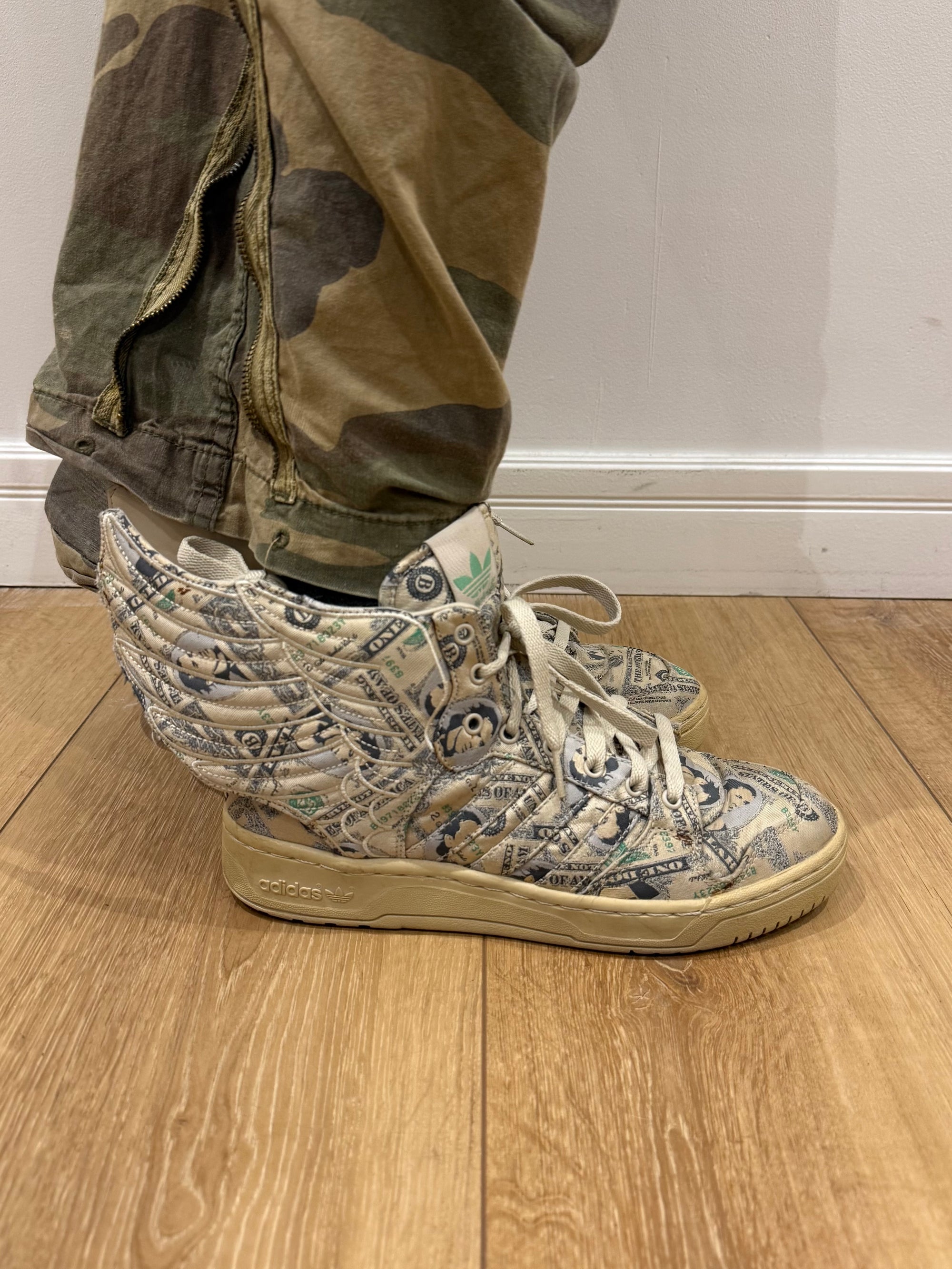 Tragebild von Vintage Jeremy Scott x Adidas Forum Wings 1.0 Money Sneaker von der Seite