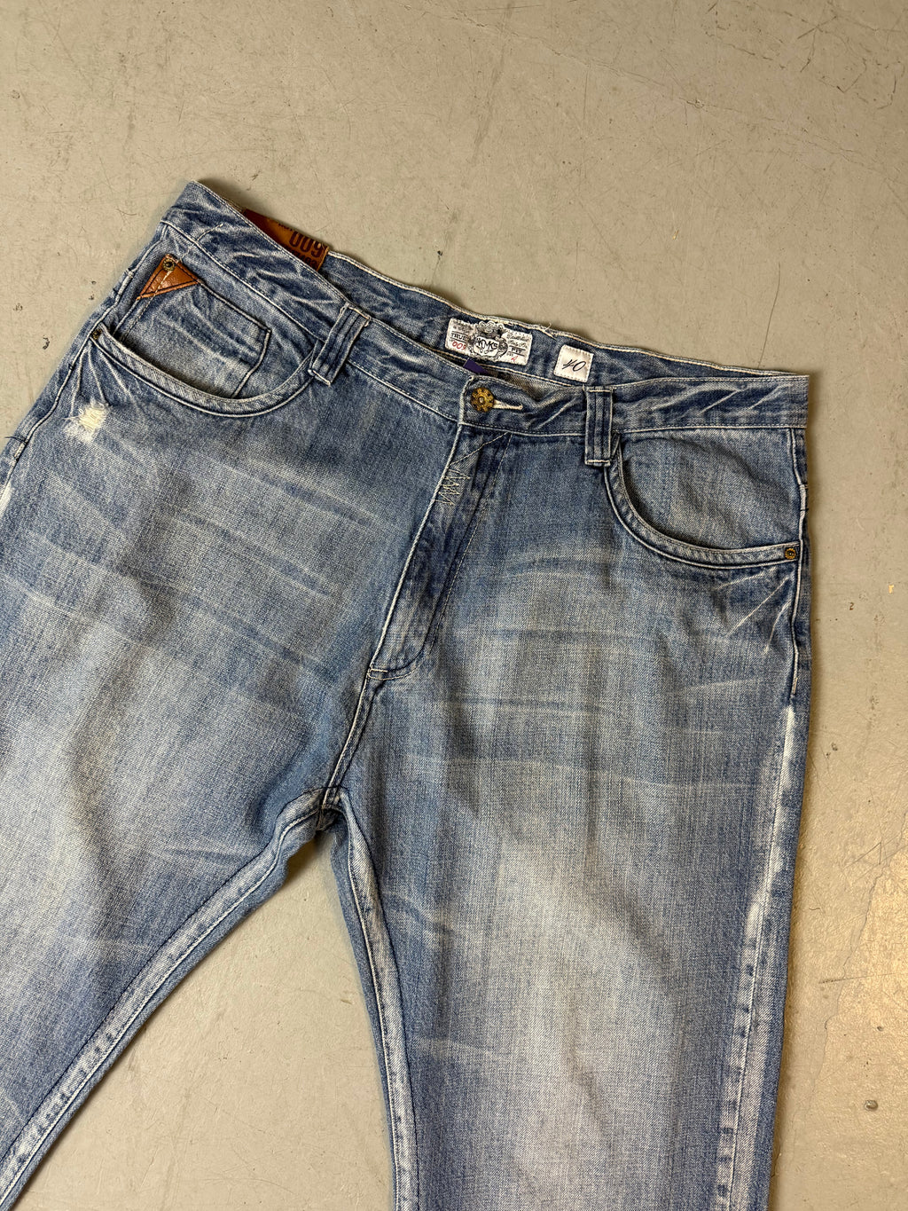 Detailbild von Vintage AKDMKS Baggy Jeans with Printed Back Pockets von Vorne