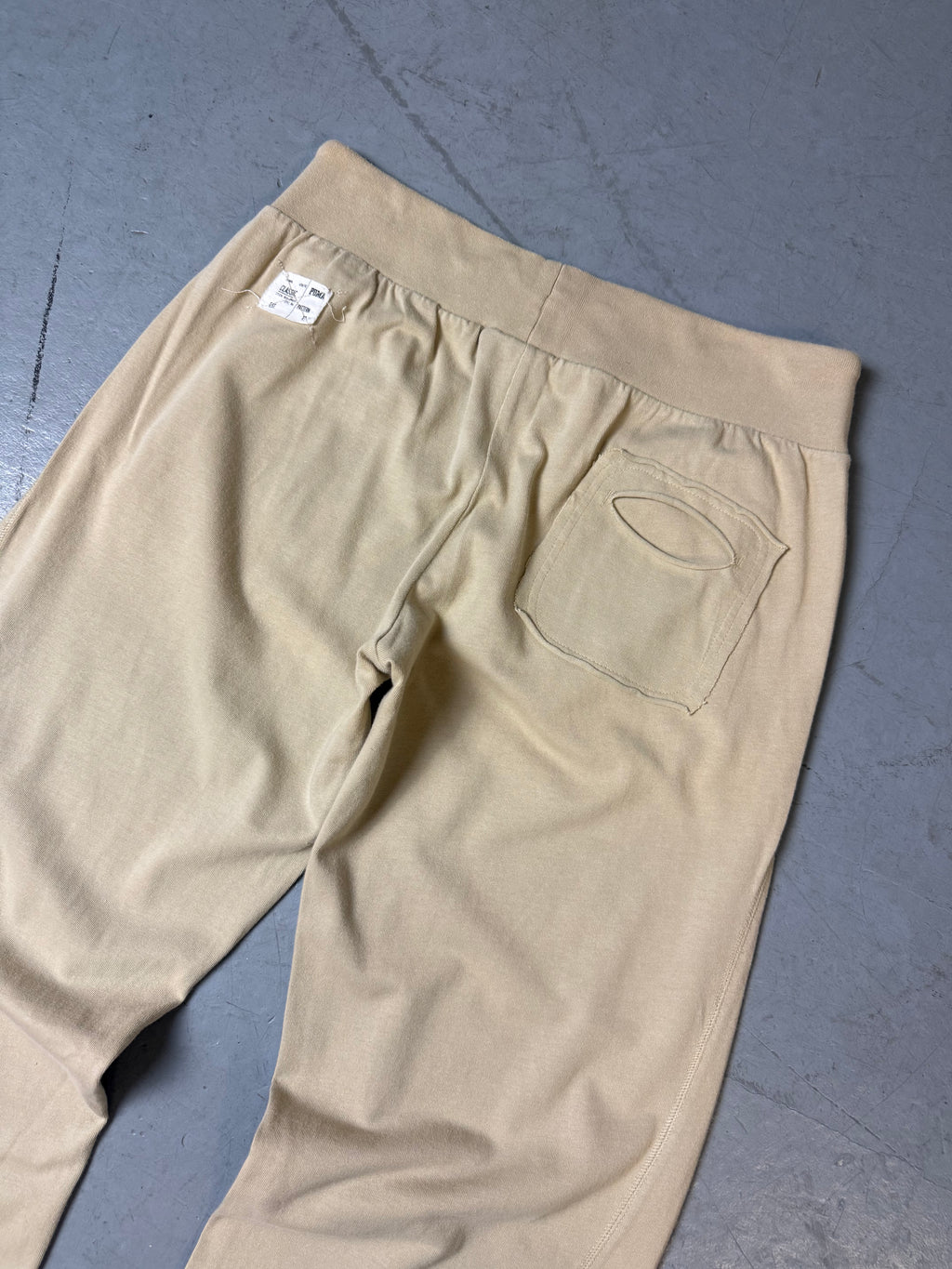 Eine beige Puma Jogger Trackpants Sporthose vintage Y2K 