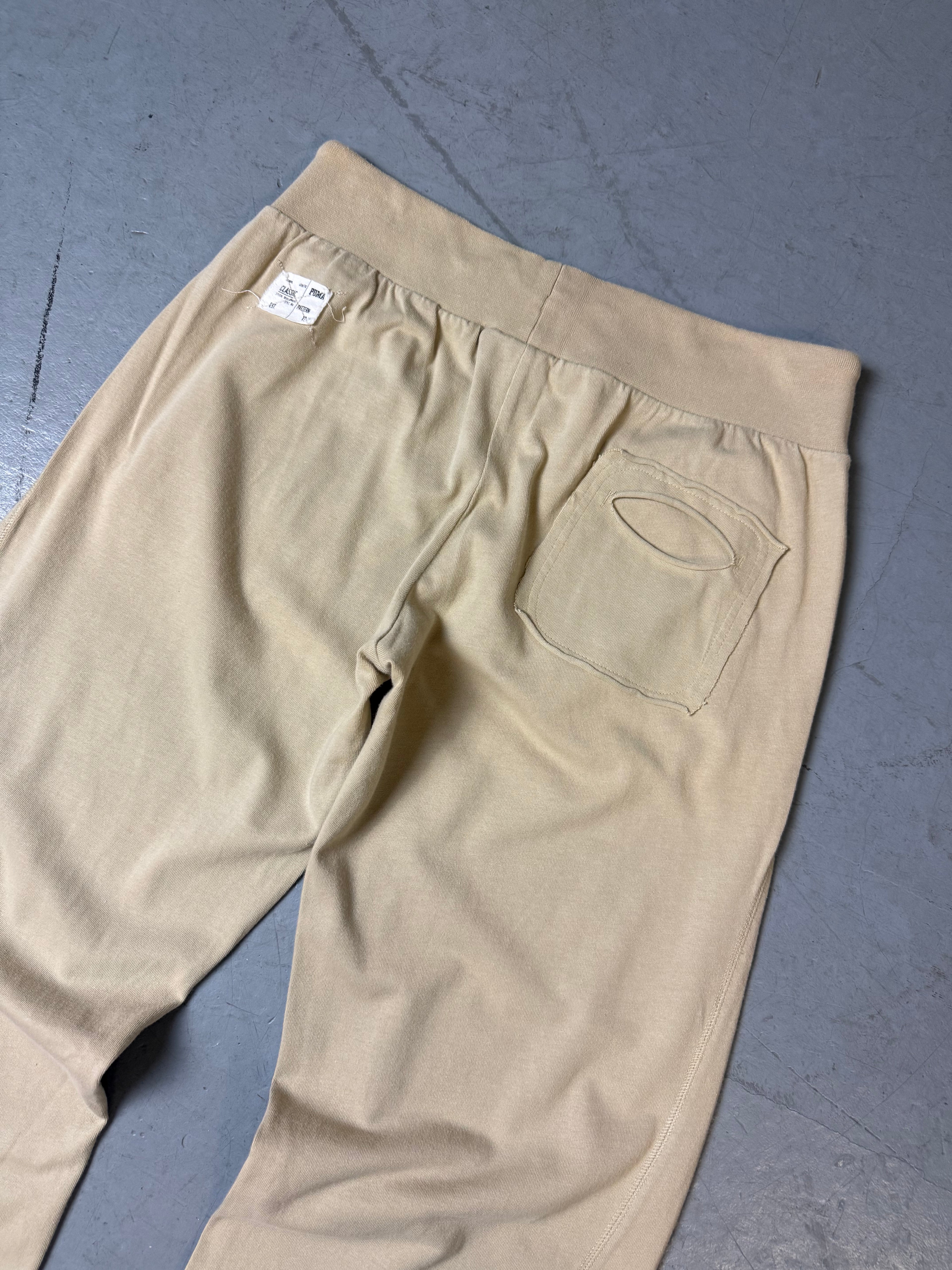 Eine beige Puma Jogger Trackpants Sporthose vintage Y2K 