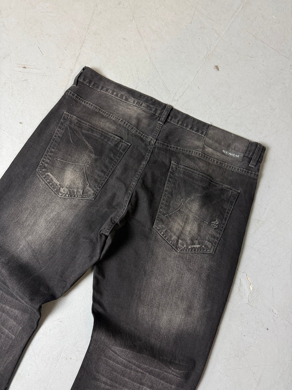 Detailbild von einer Vintage Rocawear Black Baggy Denim von Hosentaschen hinten