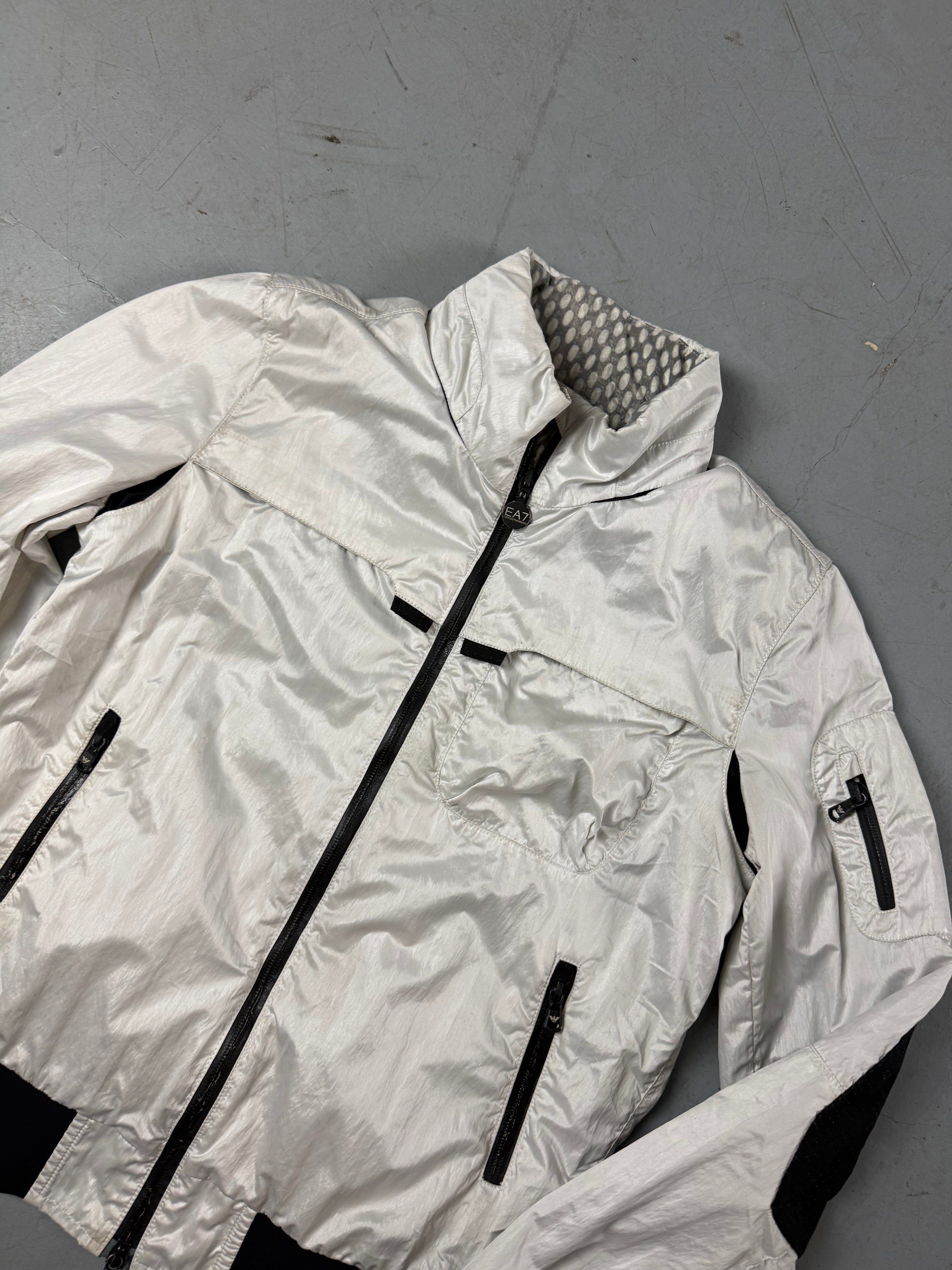 Detailliertes Produktbild von Vintage Emporio Armani Silver Rain Jacket XS/S von vorne