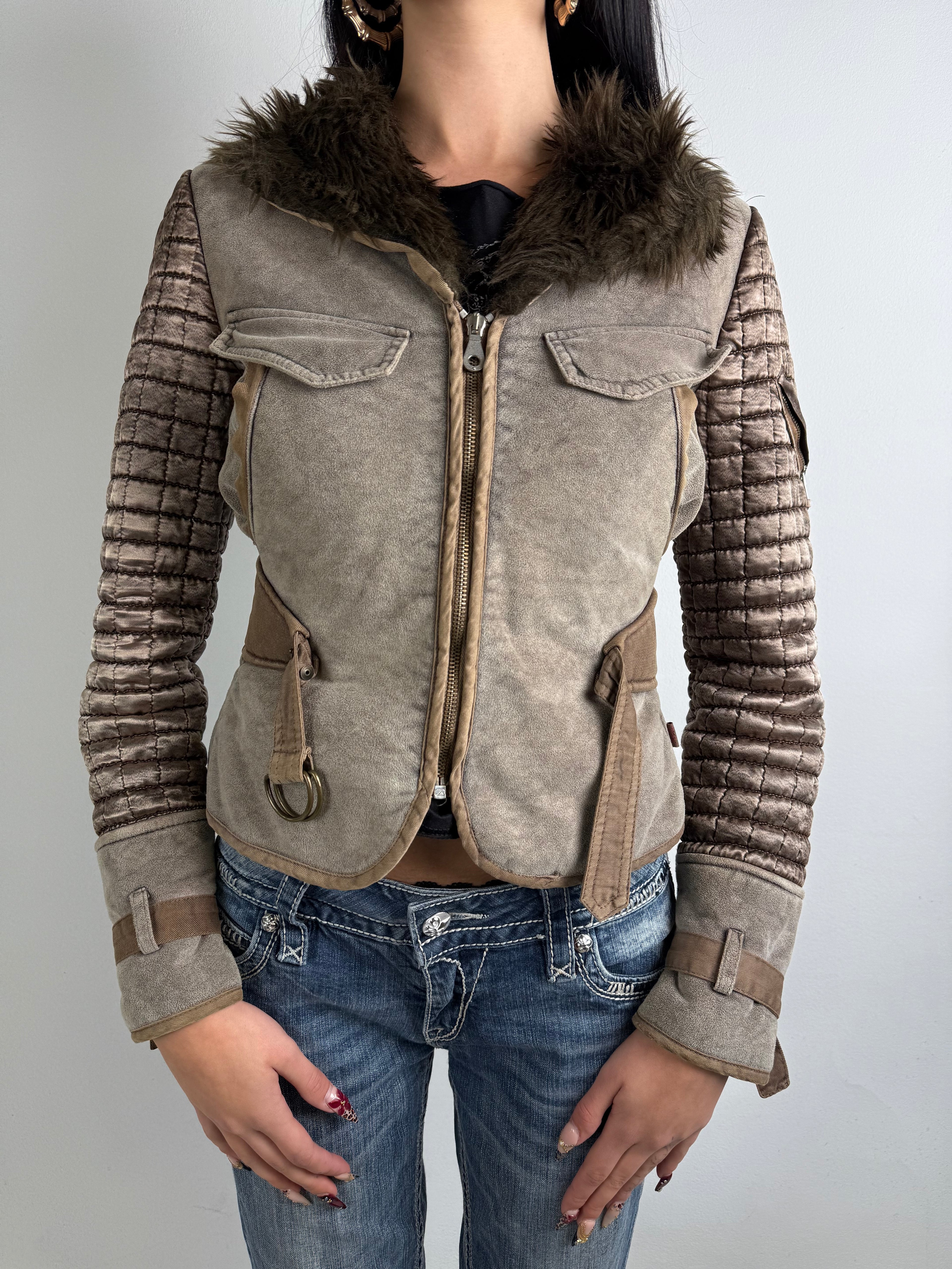 Vintage Roberto Cavalli Angels Leather Jacket with Faux Fur getragen vor grauem Hintergrund