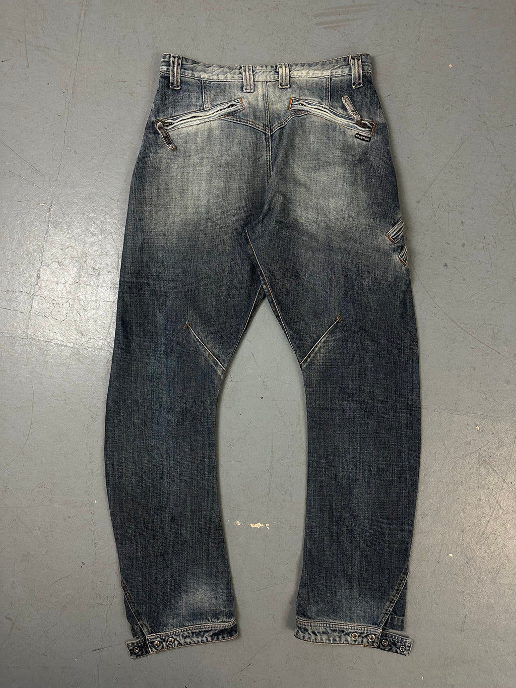 Eine blue washed flared denim im baggy schnitt 