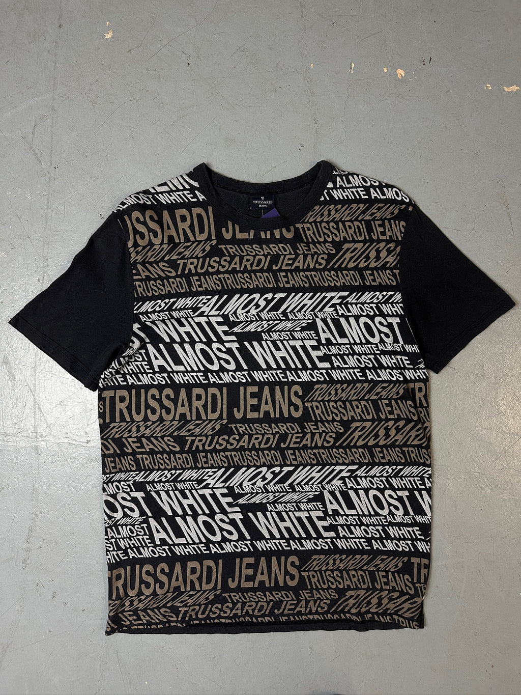 Produktbild von Printed Trussardi Tshirt vor grauer Wand  