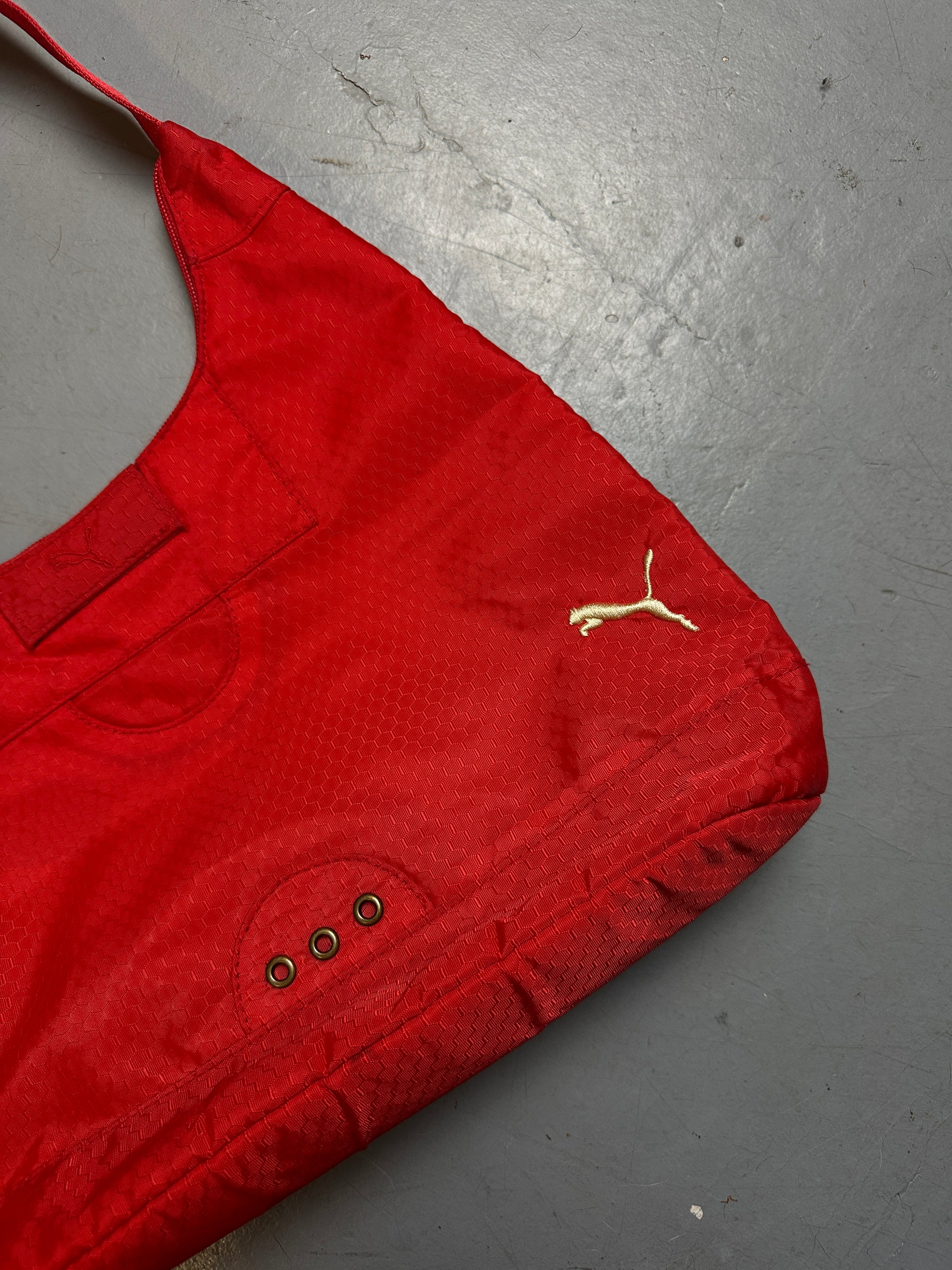 Detailliertes Produktbild von Vintage Puma Red Shoulder Bag von vorne 