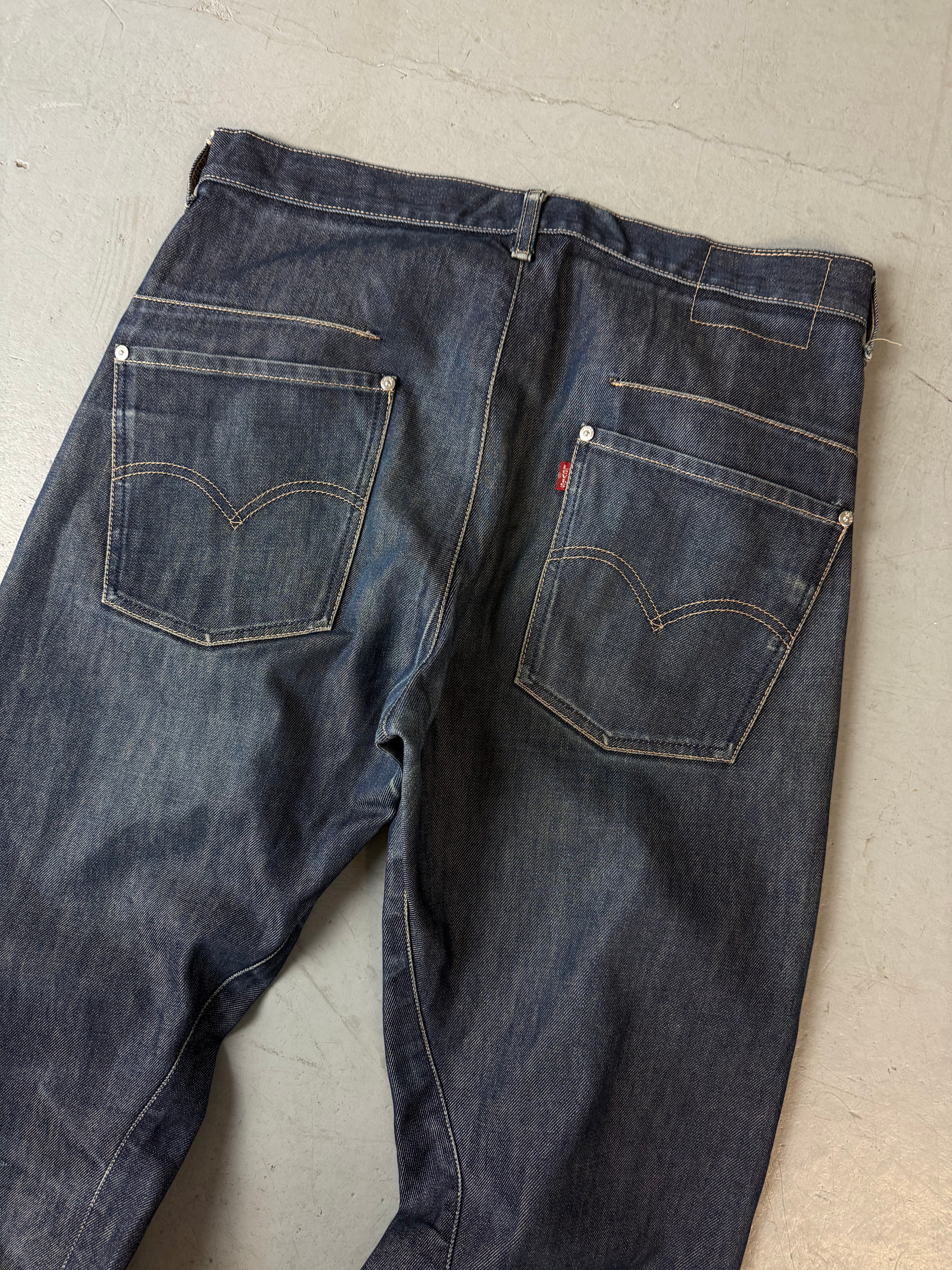 Vintage Levis Engineered Dark Blue Baggy Denim für Herren. Y2K Second Hand 2000s Fashion