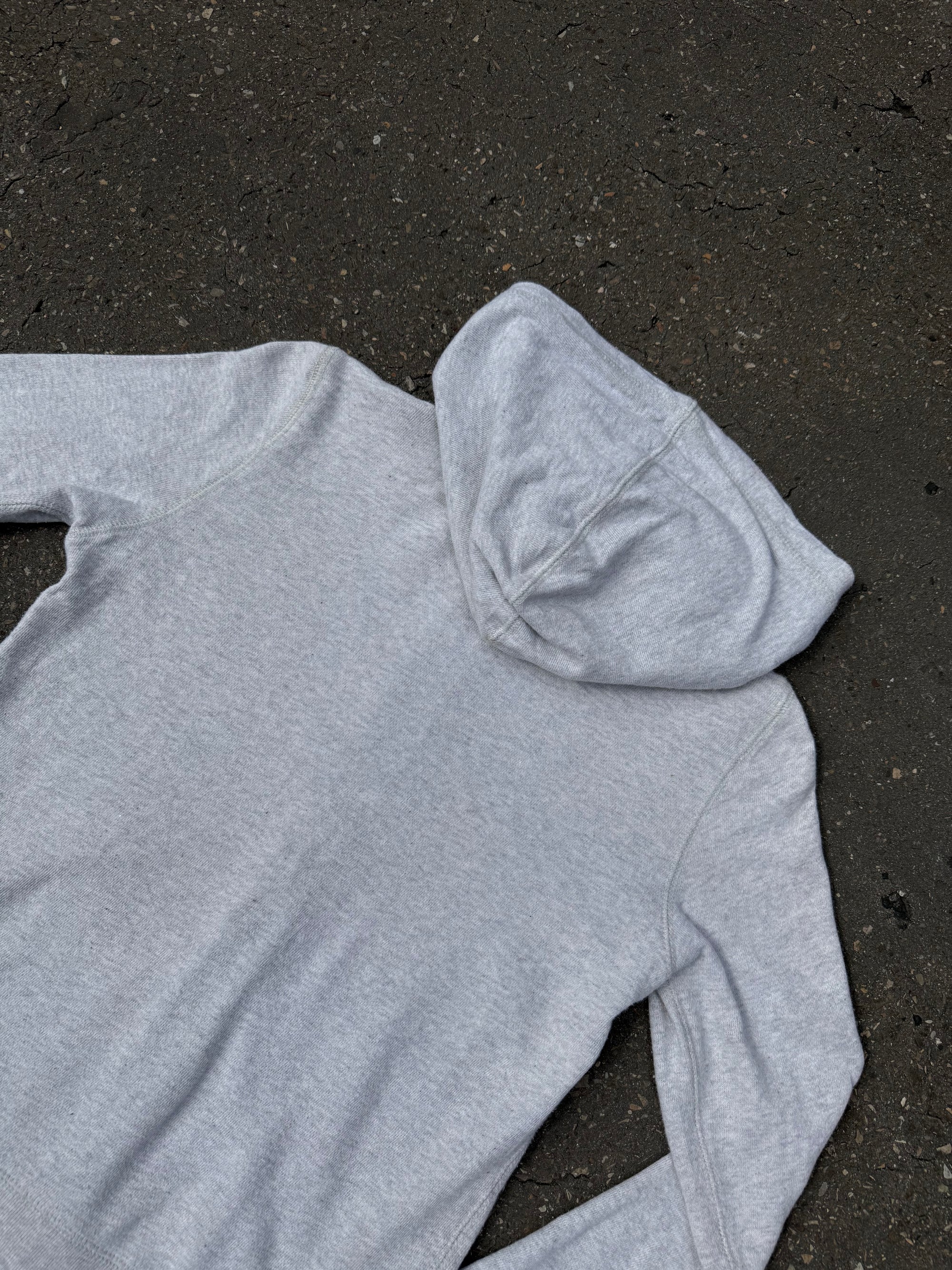 Ein grauer Zip Up Hoodie von Polo Ralph Lauren mit rosa Polo Aufdruck auf der Brust und kleinen patches überall verteilt in XS