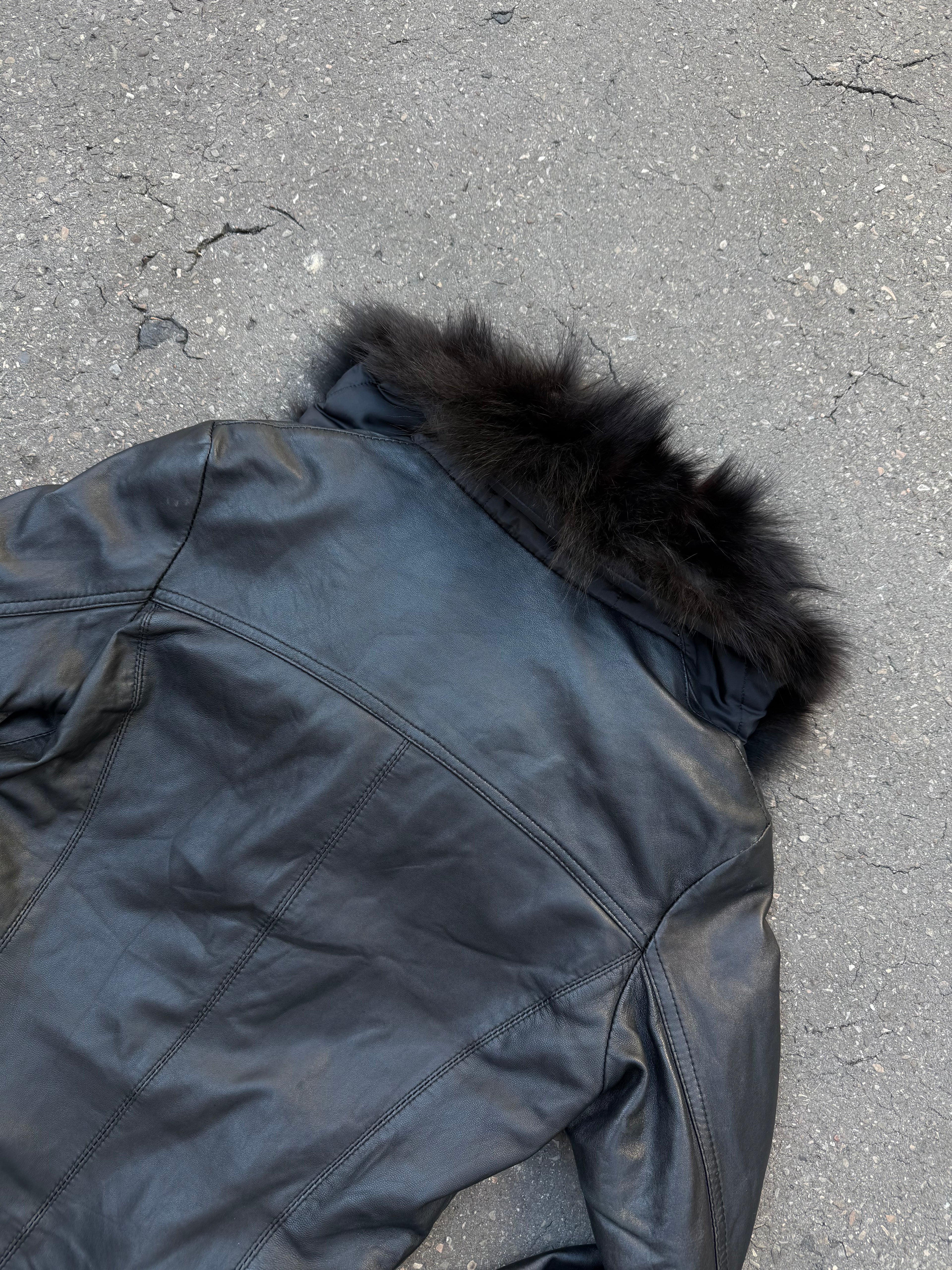 Eine schwarze Lederjacke mit Faux Fur am Kragen und an den Ärmeln