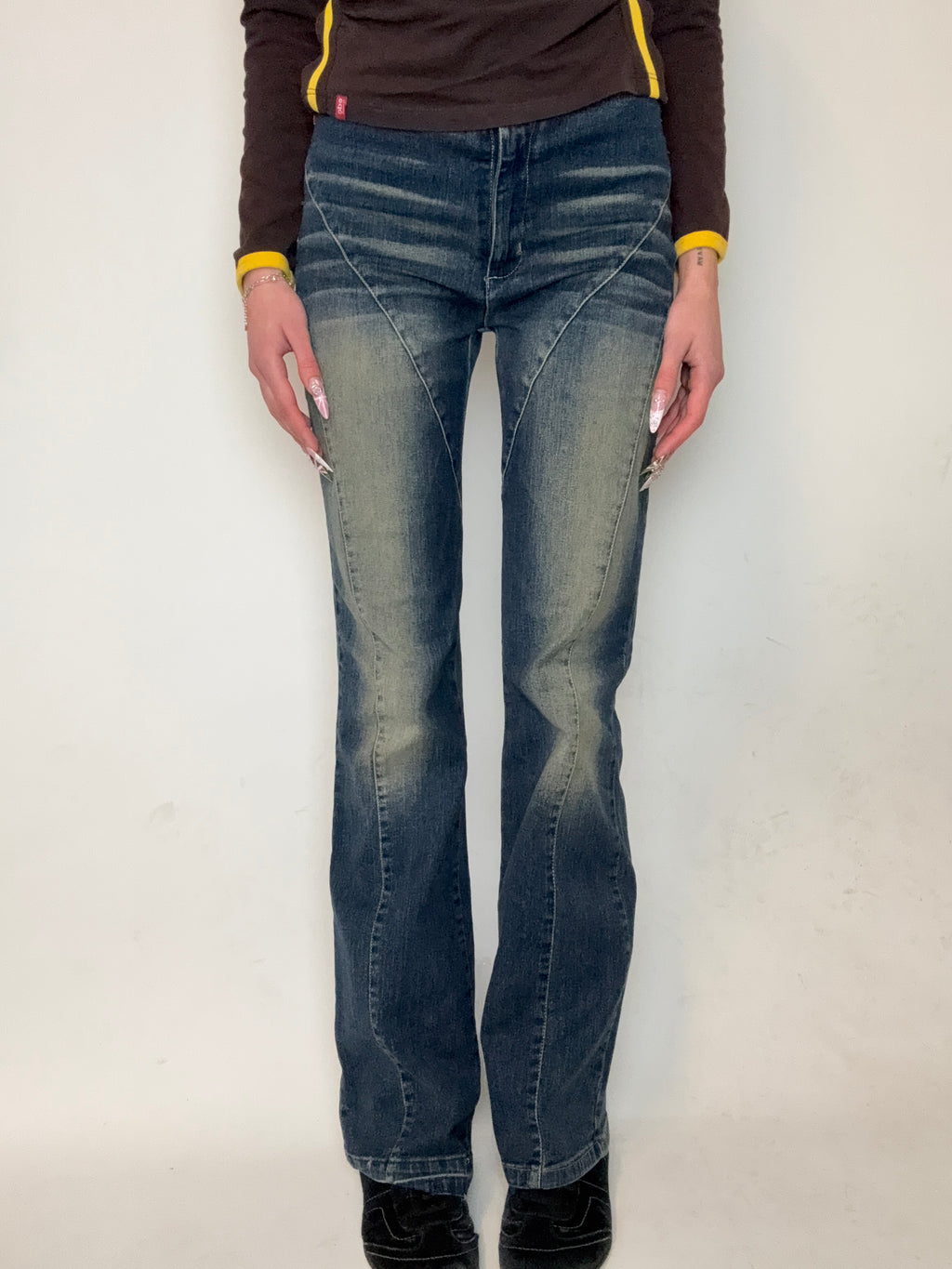 Vintage Mid Waist Bootcut Jeans mit Waschung für Damen. Y2K Second Hand 2000s Fashion