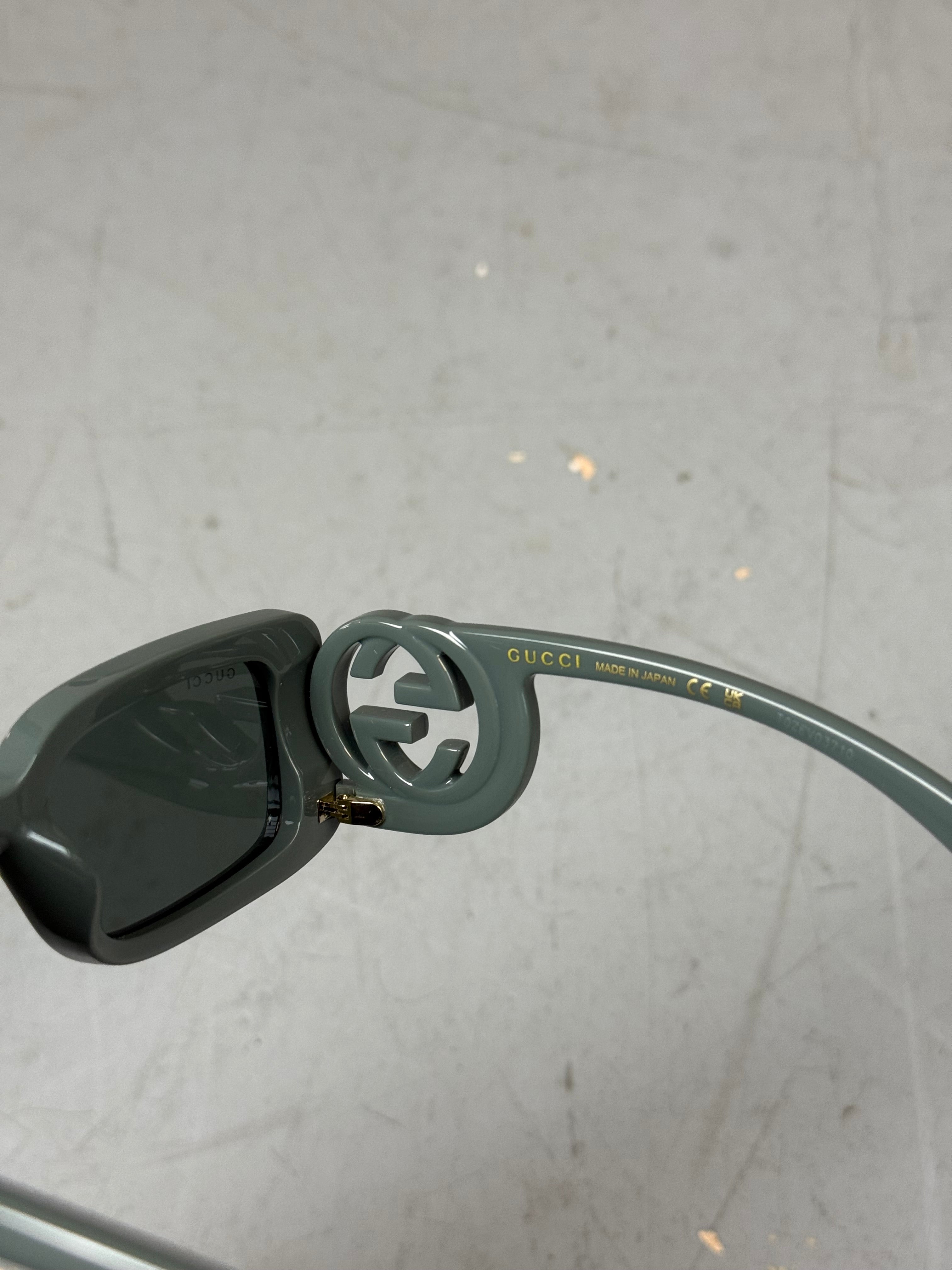 Graue rechteckige Sonnenbrille von gucci mit dickem Gestell 