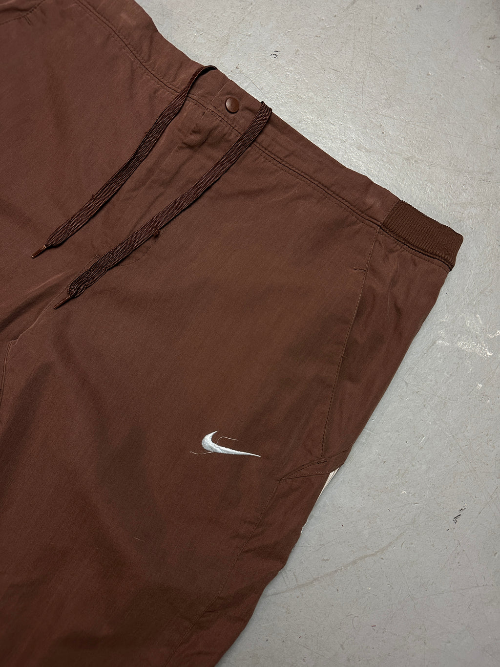 Detailbild Vintage Brown Nike Track Pants von vorne 