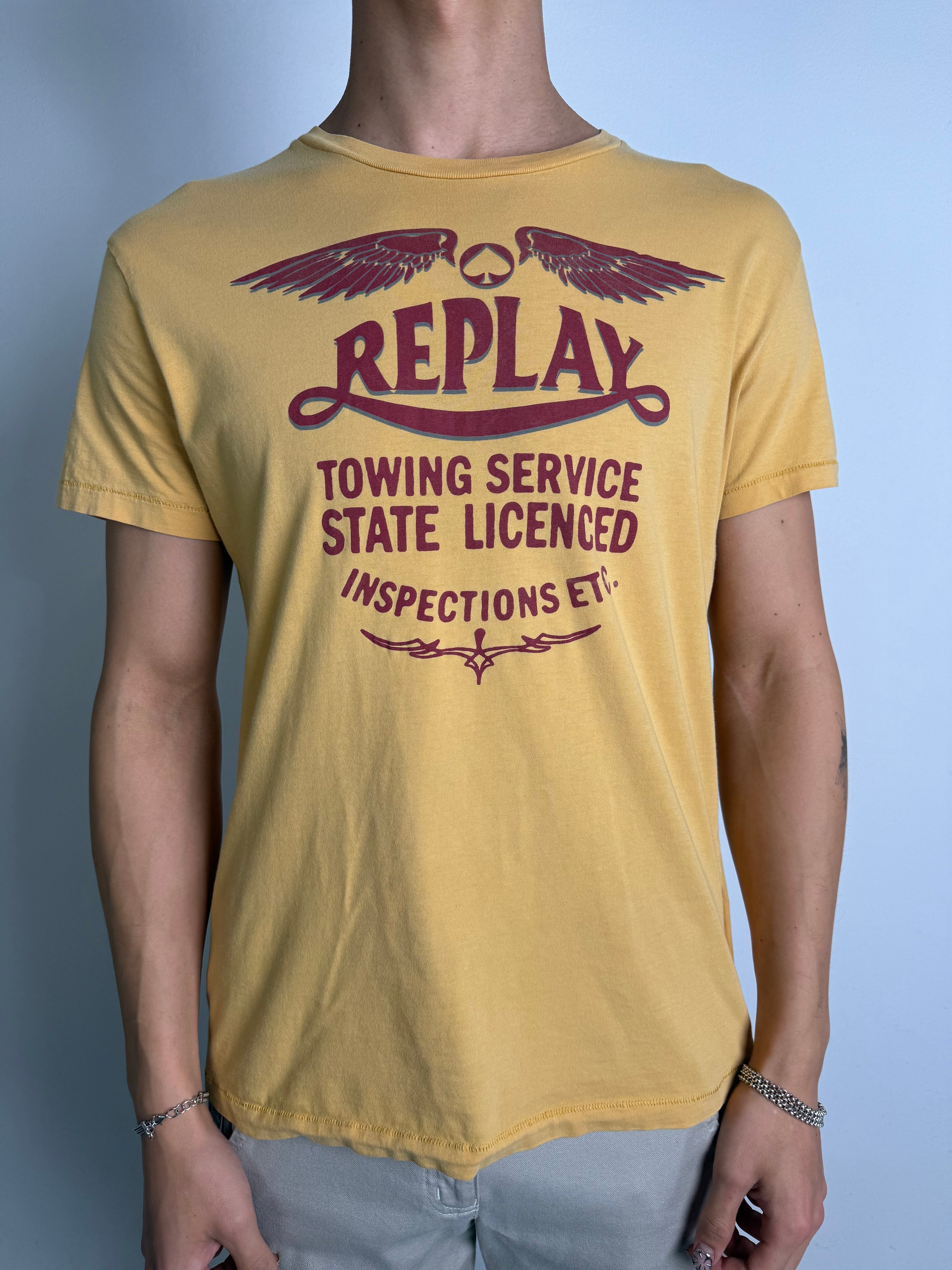 Tragebild von einem Vintage Replay Logo Print T-Shirt von vorne
