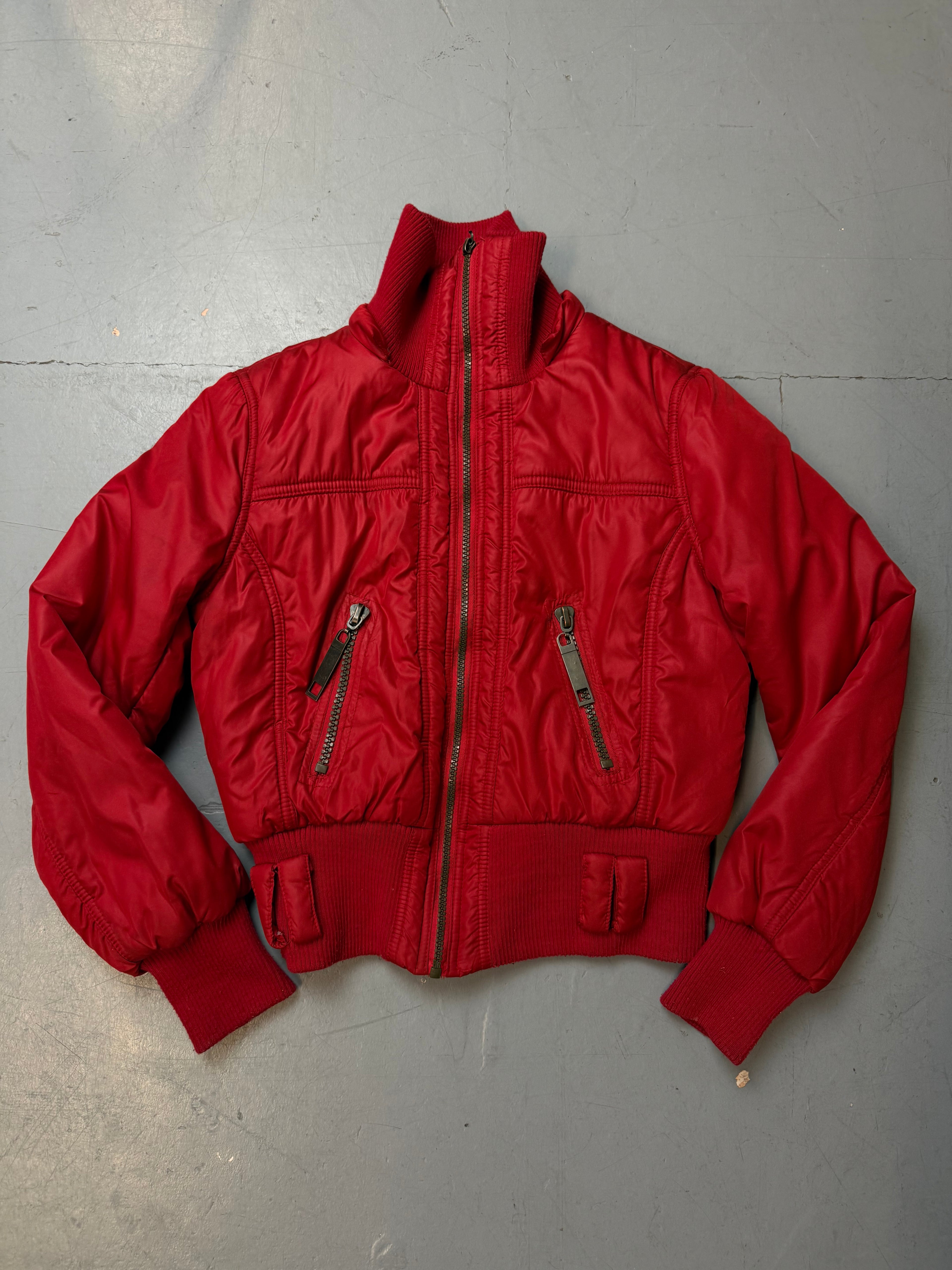 Vintage Red Cropped Puffer Jacket für Damen. Y2K Second Hand 2000s Fashion