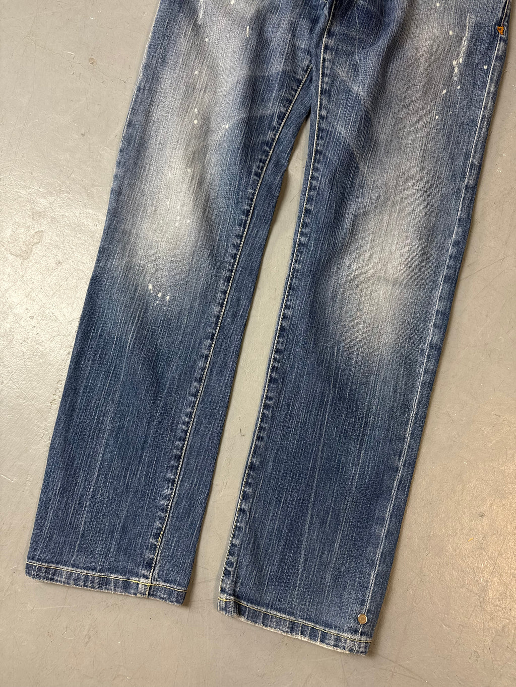 Detailliertes Produktbild von Vintage Armani Jeans Blue Washed Straight Leg Denim M/L von vorne