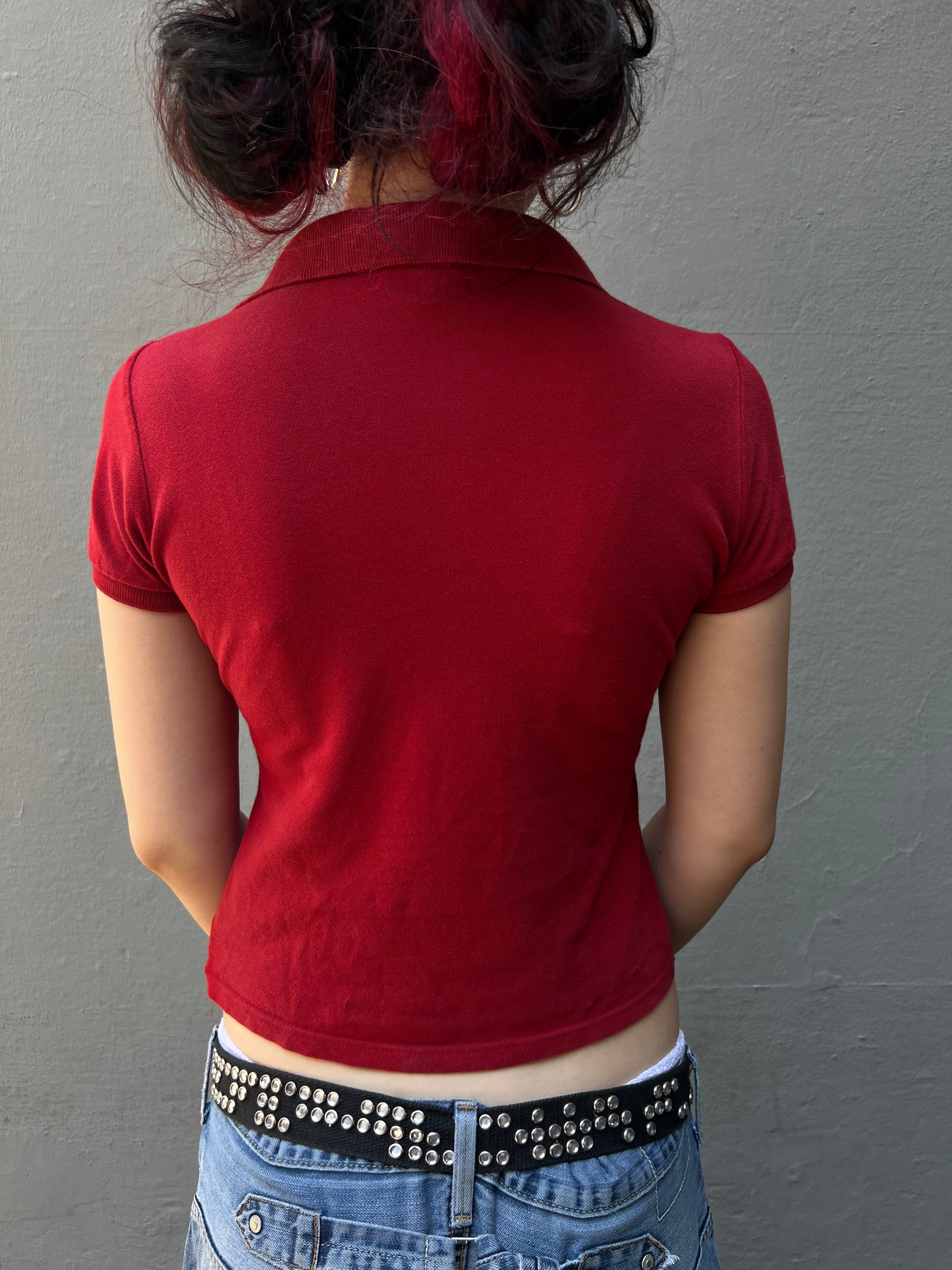 Ein rotes Cropped Polo von Burbery mit offenem Kragen in S/M