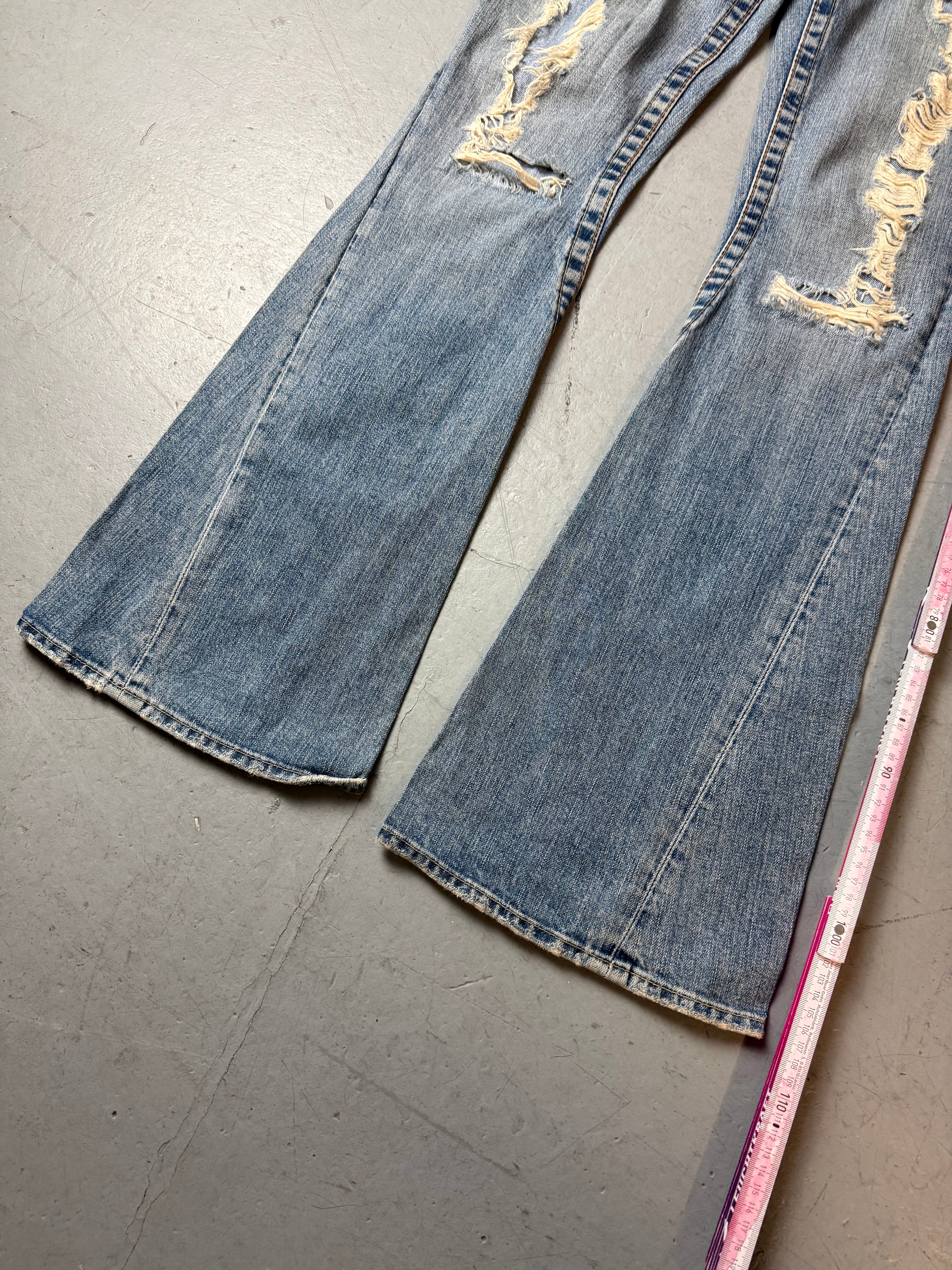 Vintage True Religion Ripped Low Waist Flared Jeans für Damen. Y2K Second Hand 2000s Fashion