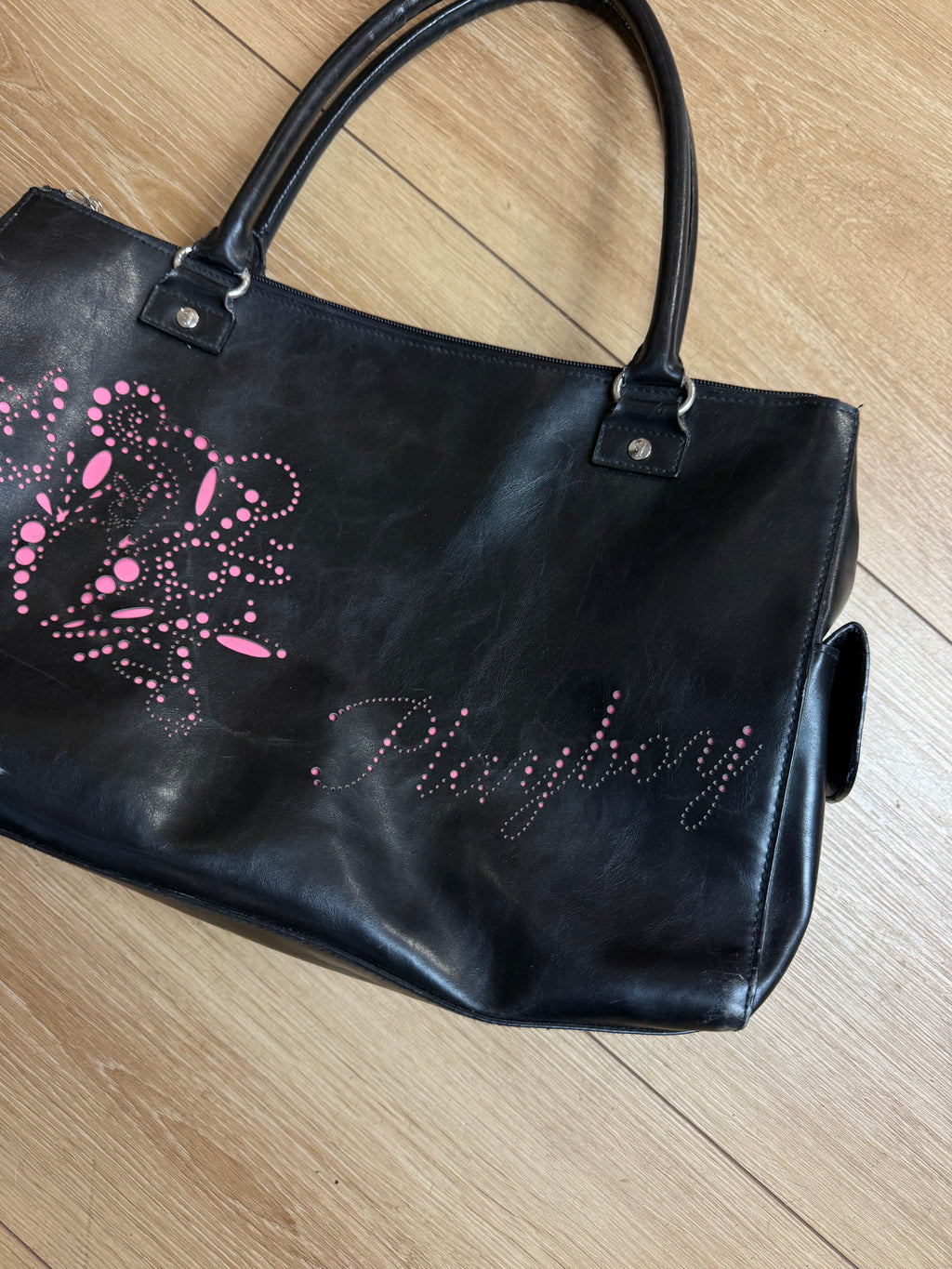 Detailbild von einer Vintage Playboy Black Bag with Pink Details von vorne