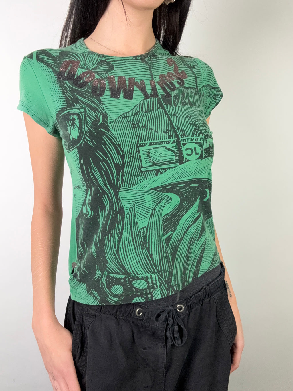 Tragebild von grünem Cavalli Top vor grauer Wand