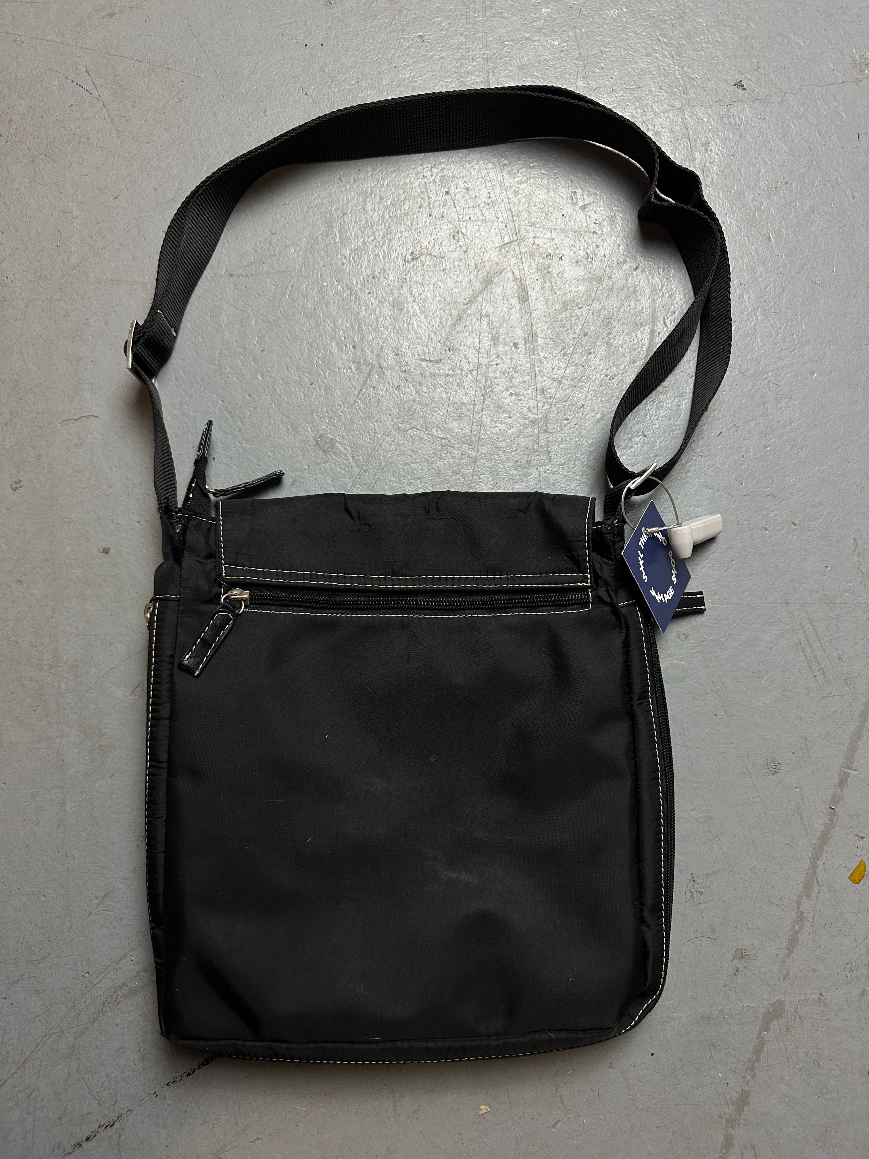 Produktbild Vintage Black Prada Messenger Bag von hinten 