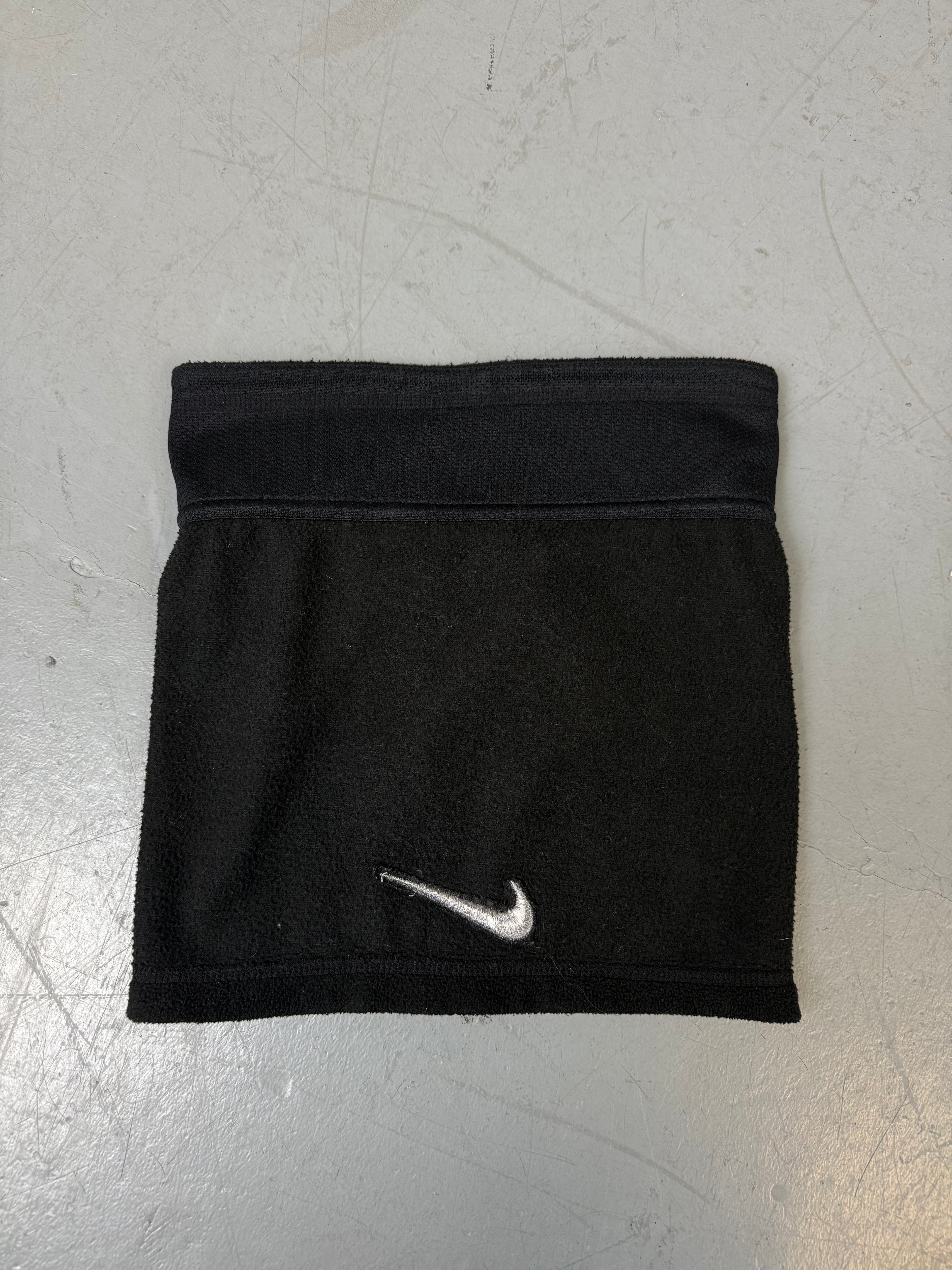 Ein schwarzer kleiner Loop Schal für den Hals von Nike 