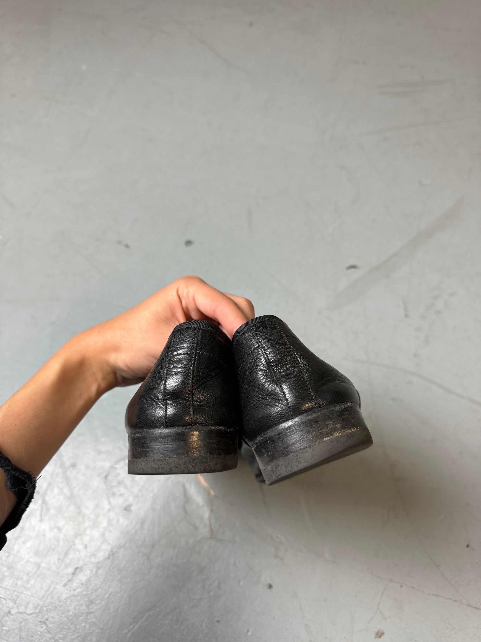 Schwarze gucci Oxford Schuhe mit leichtem Absatz und gucci Logo auf den Schnürsenkeln 