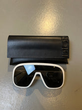 Laden Sie das Bild in den Galerie-Viewer, Produktbild der Christian Dior Sonnenbrille von oben mit Ituie.