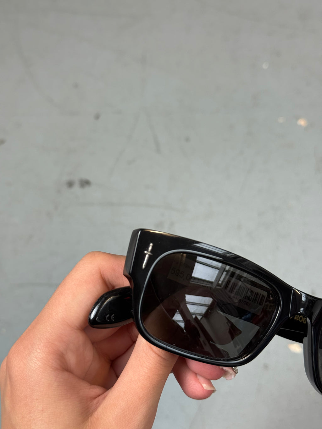 Schwarze Sonnenbrille von cutler & gross mit kleinen Dolch Details am Gestell 