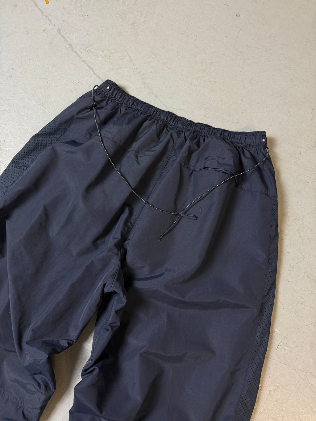 Eine dunkelblaue Nike Trackpants Sporthose Jogginghose y2k 