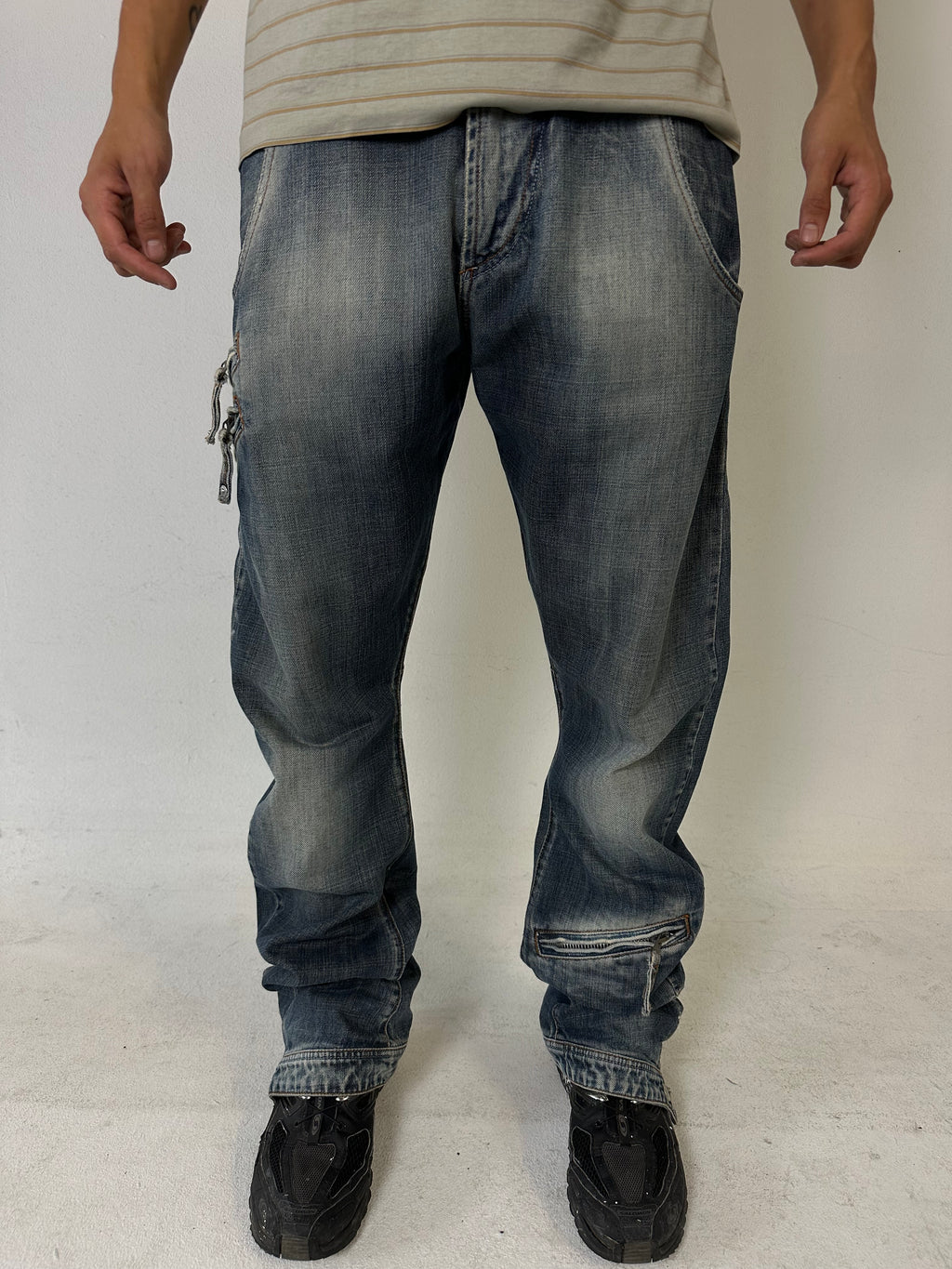 Eine blue washed flared denim im baggy schnitt 