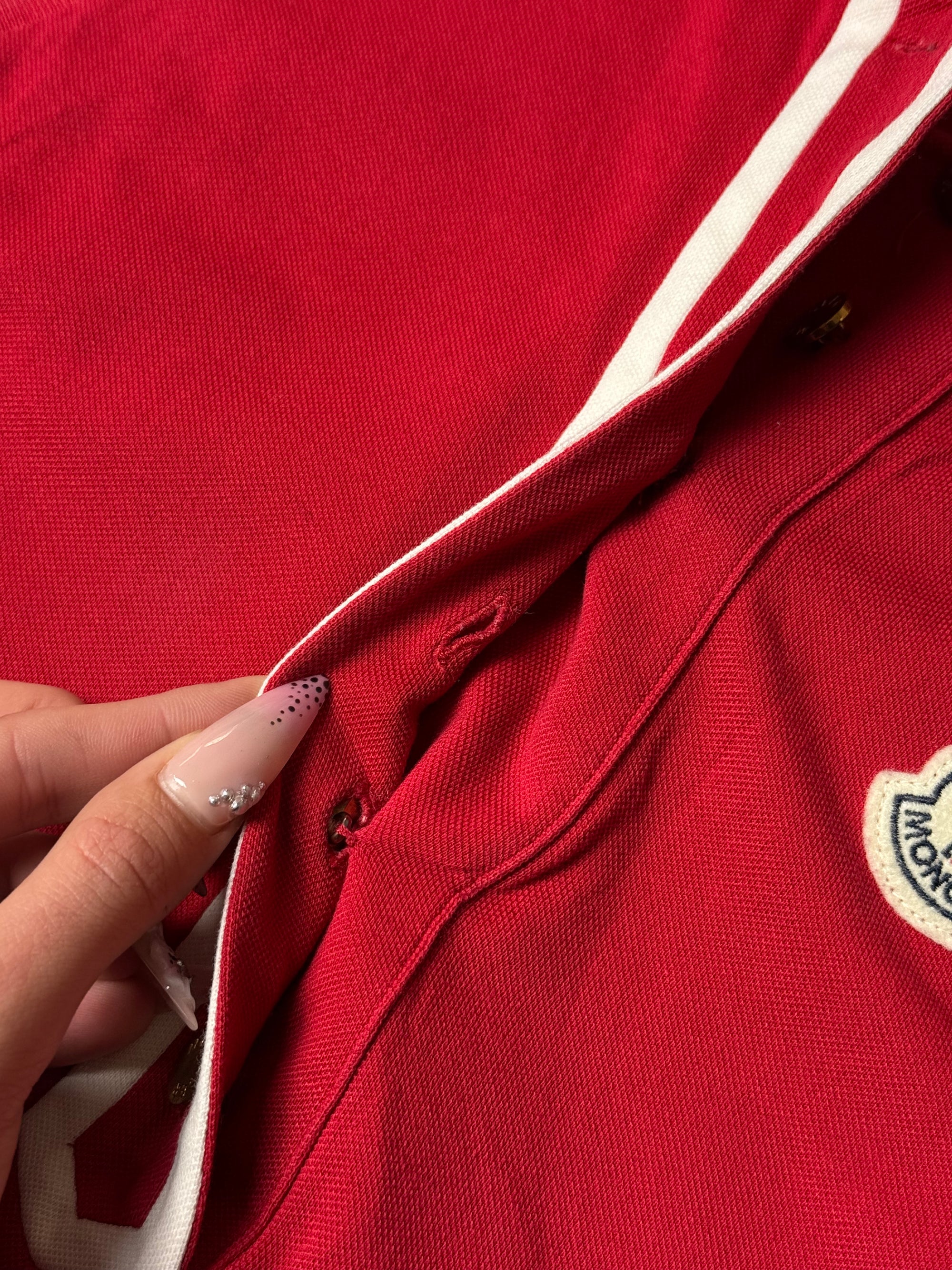 Detailliertes Produktbild vonVintage Moncler Sleeveless Red and White Polo S von vorne