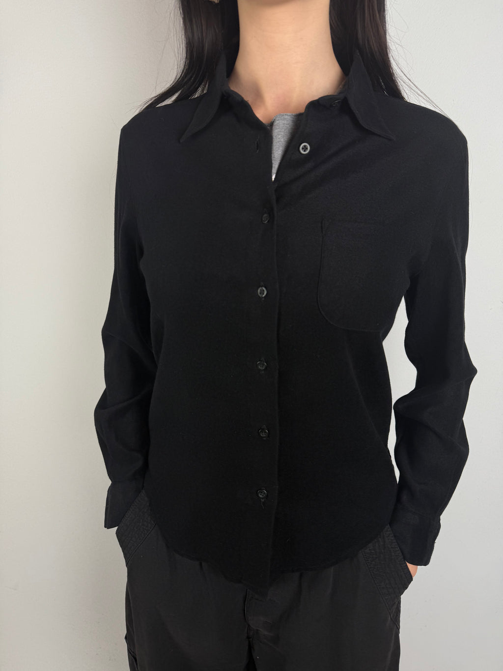 Tragebild von Vintage Armani Jeans Black Button Up Shirt von vorne 