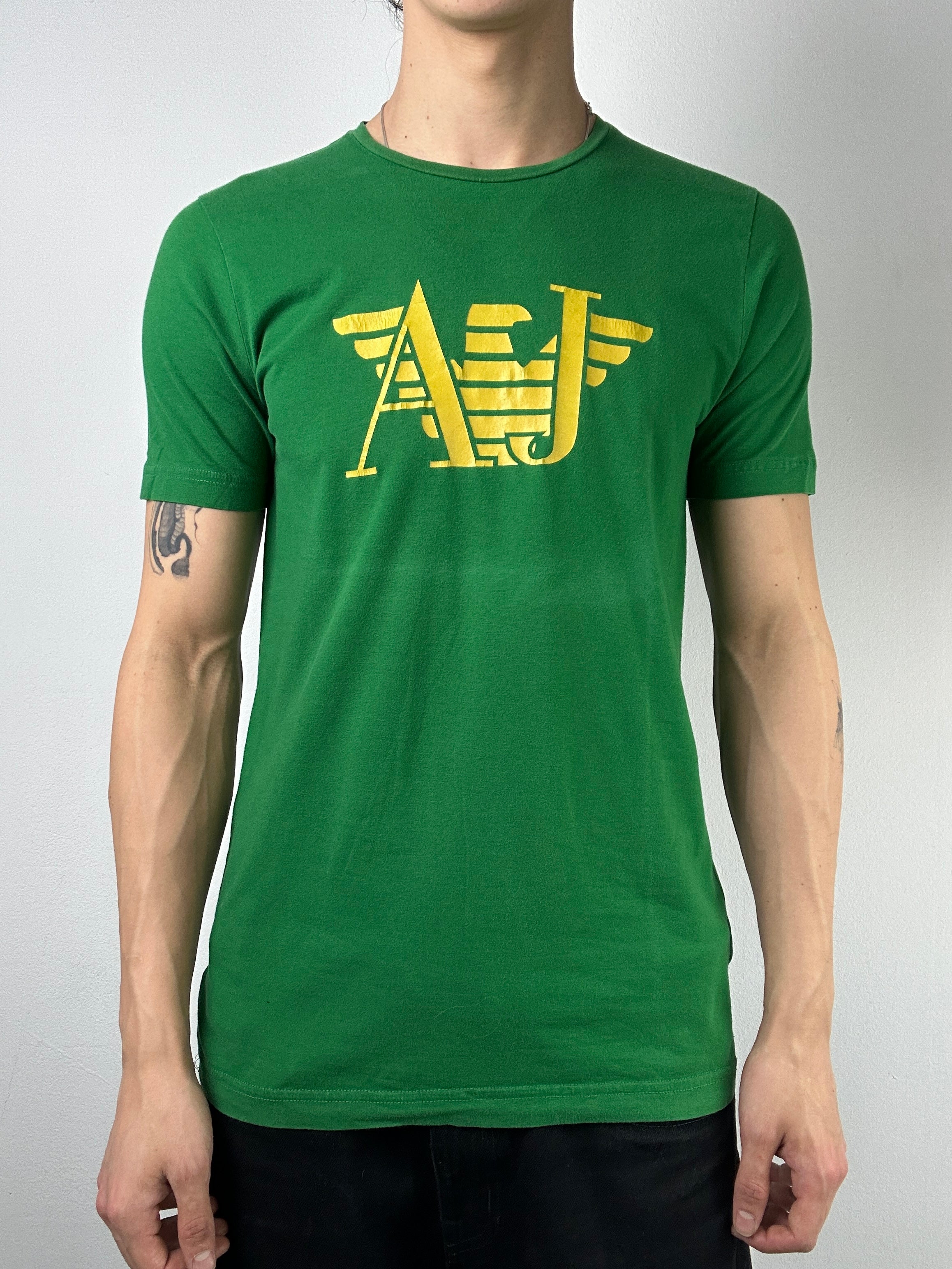 Vintage Armani Jeans Green and Yellow T-Shirt für Herren. Y2K Second Hand 2000s Fashion
