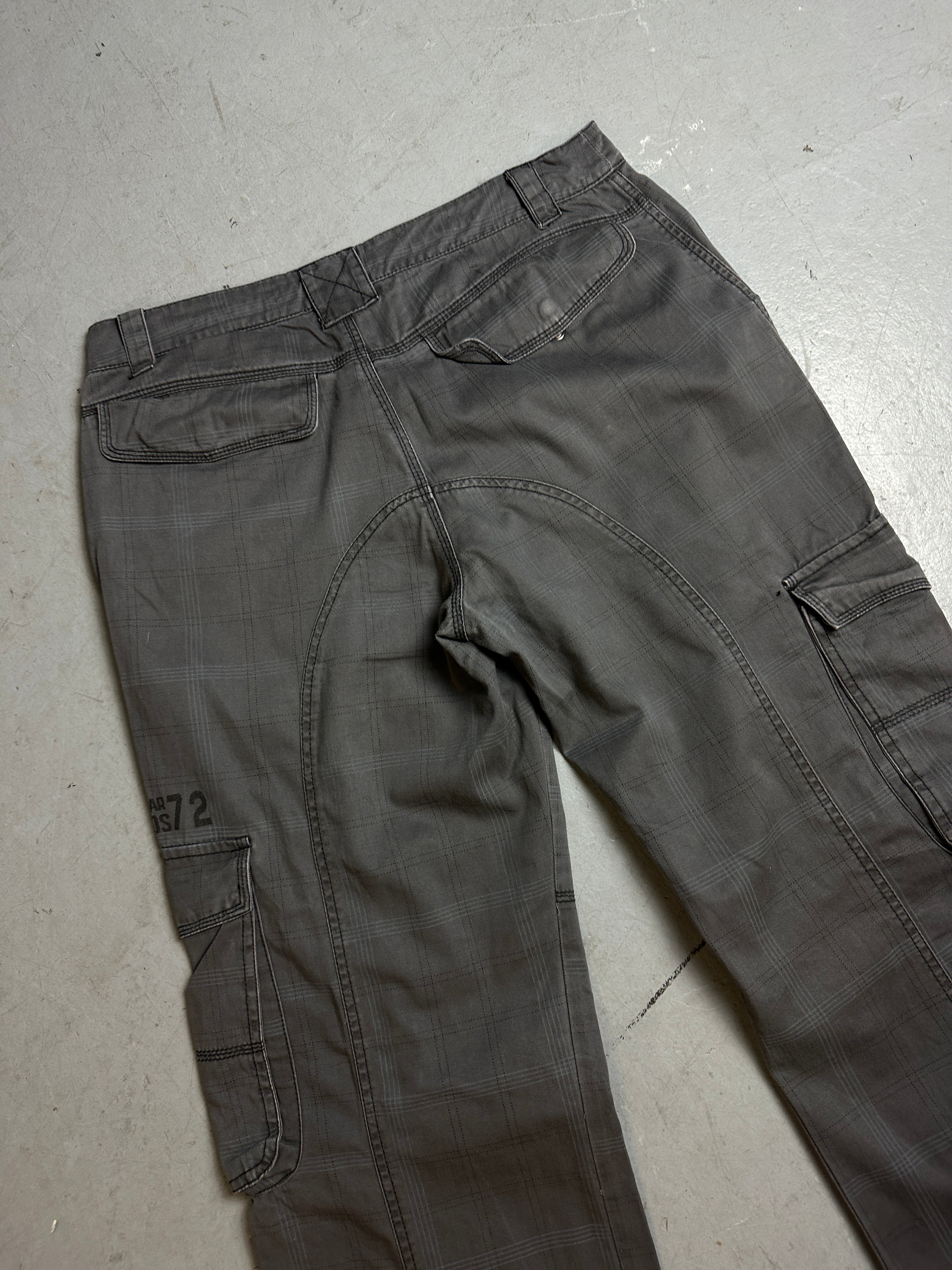 Detailbild von Vintage Dark Grey Cargo Pants M/L von hinten 