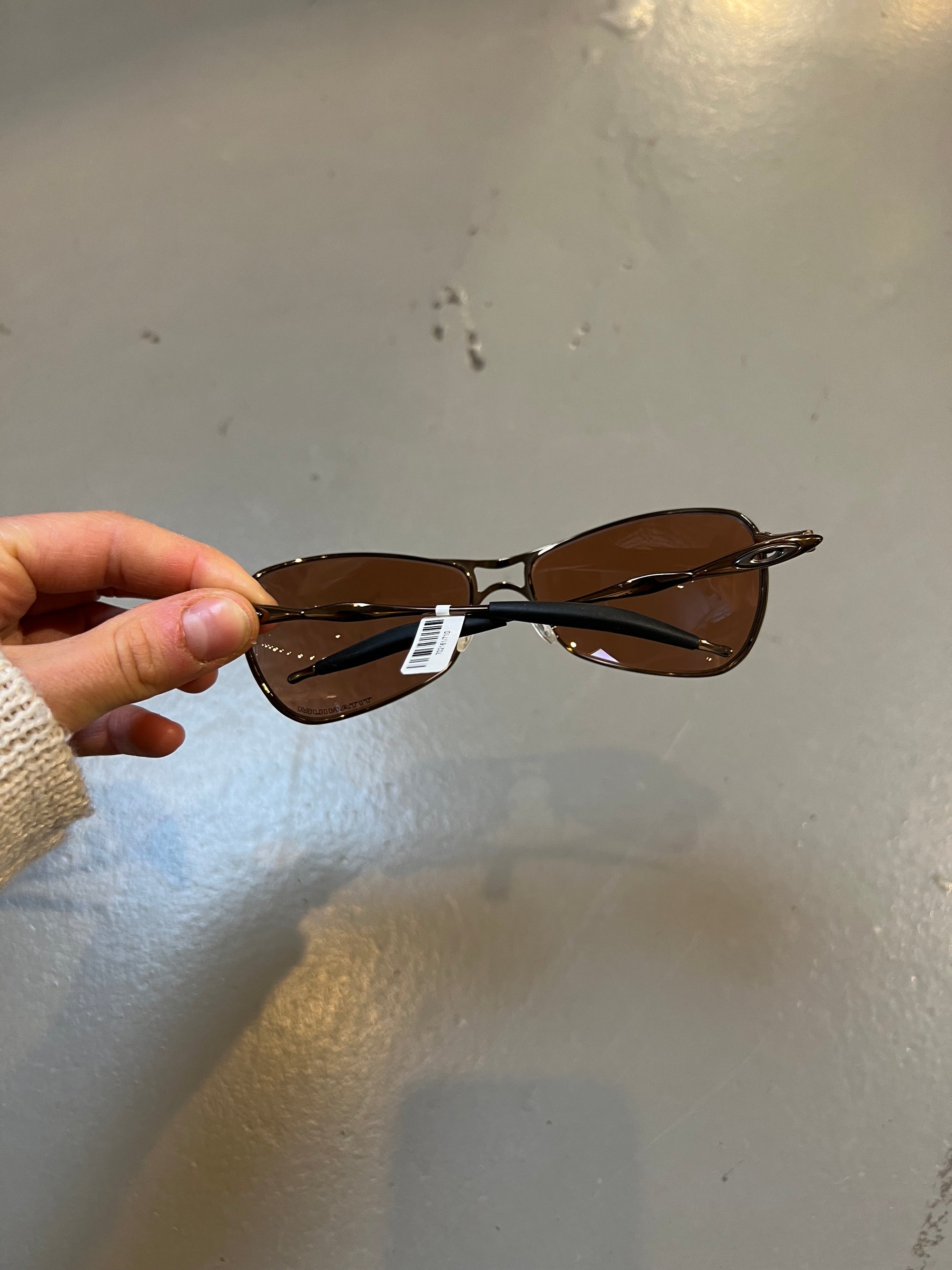 Produktbild von Oakley Titanium Sunglasses von hinten