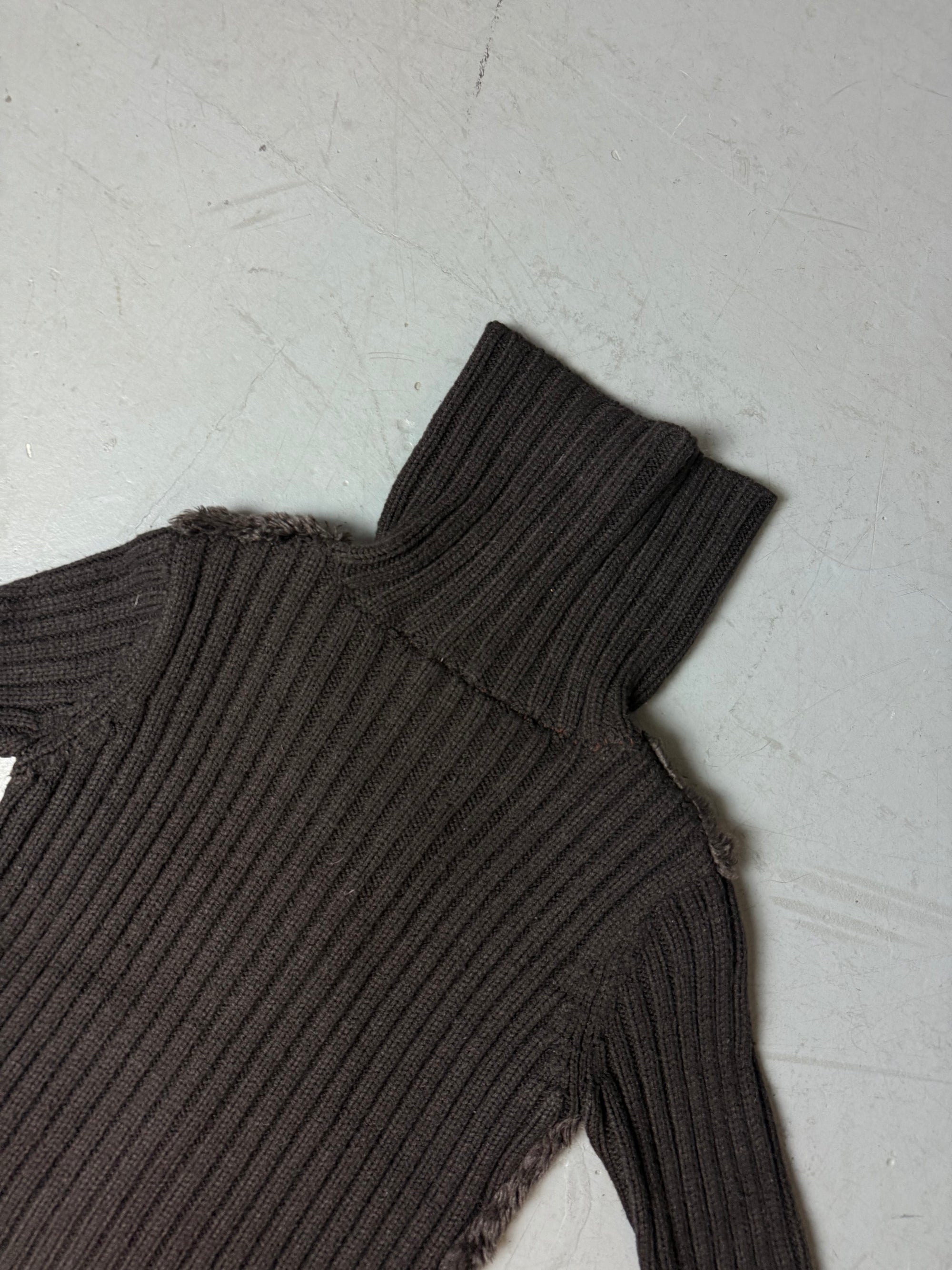 Ein brauner turtleneck knit zipper mit faux fur Brust 