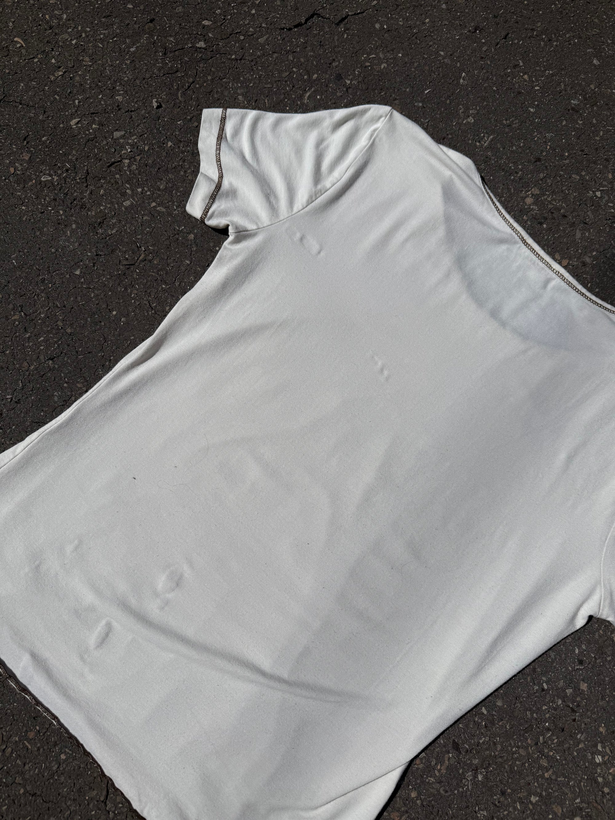 Weißes tshirt mit beige braunem Schnörkel Print auf der Vorderseite 