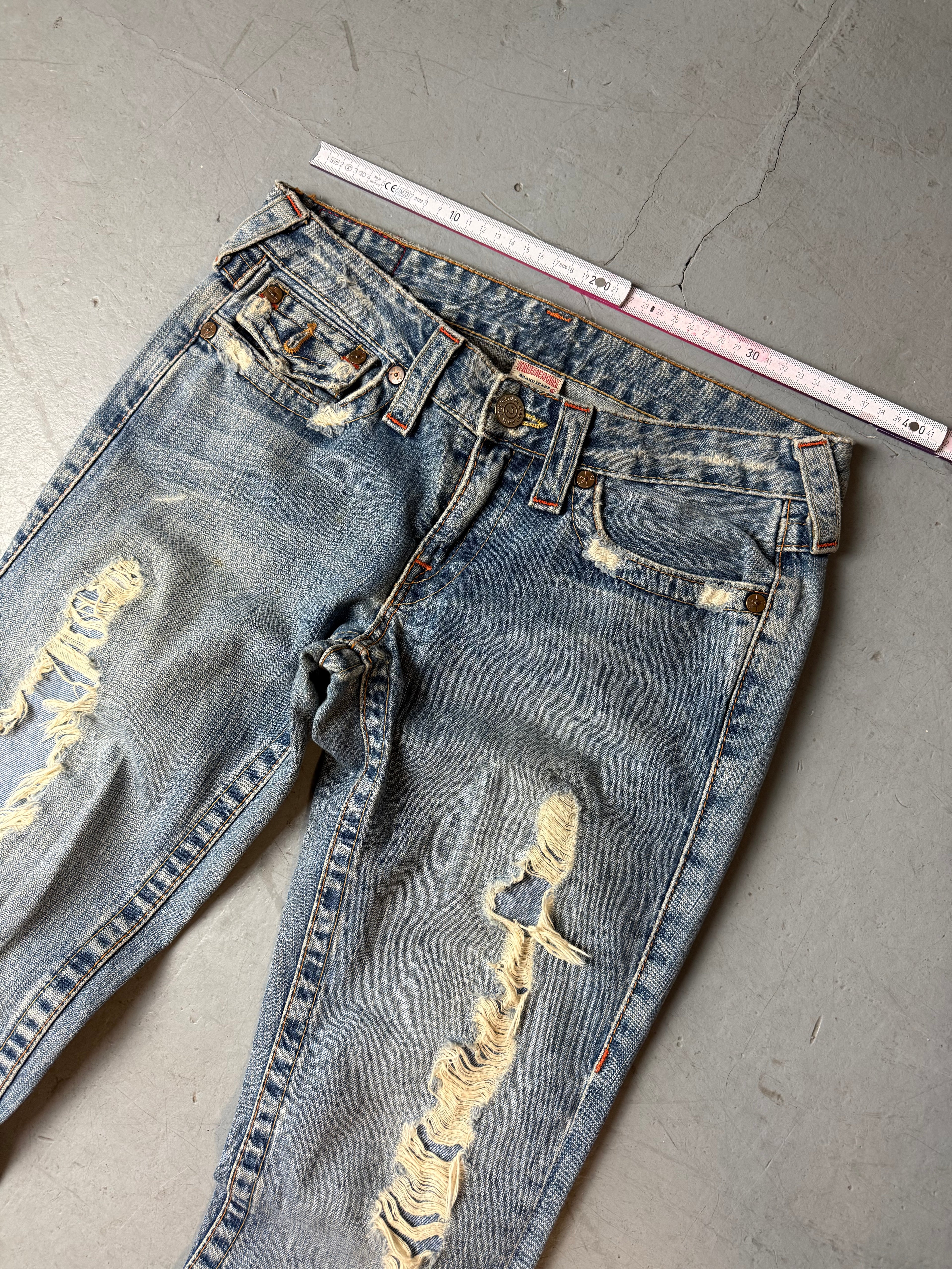 Vintage True Religion Ripped Low Waist Flared Jeans für Damen. Y2K Second Hand 2000s Fashion