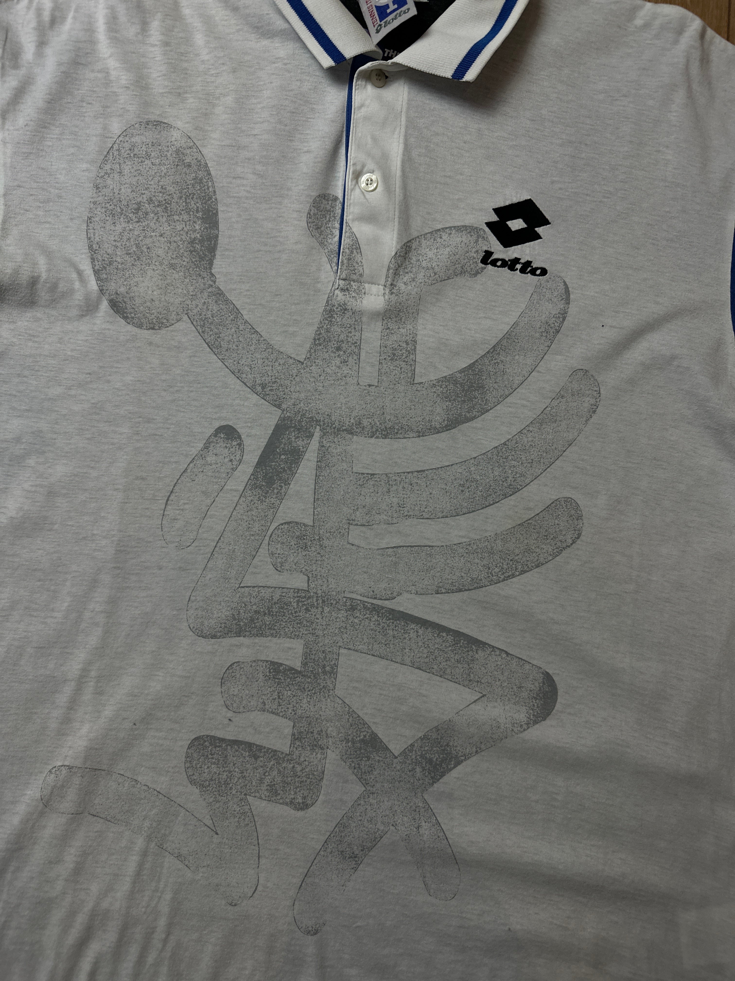 Ein Polo Shirt von Lotto in weiß mit blau schwarzen Ärmeln vintage Y2K 