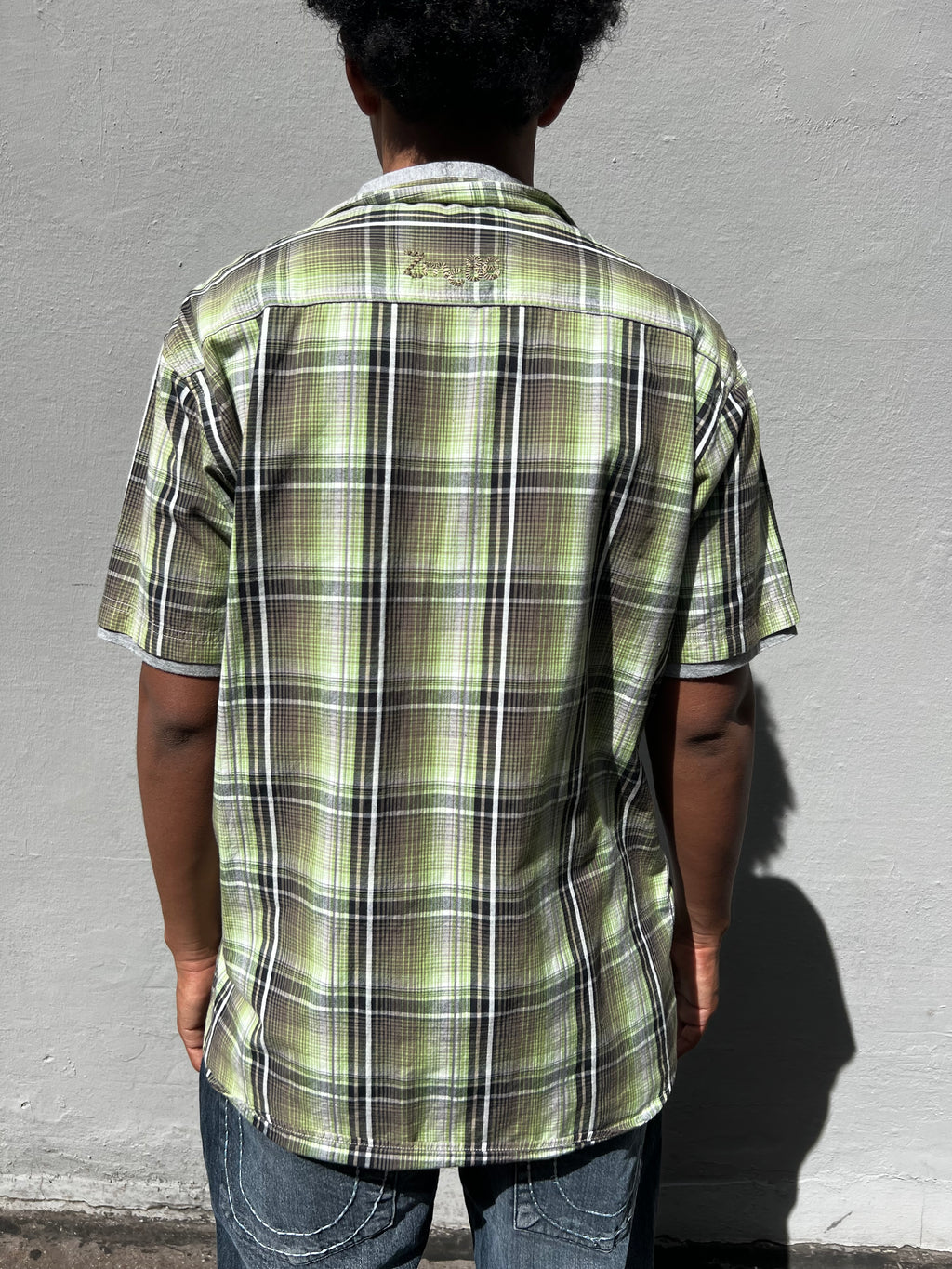 Ein Grün kariertes kurzärmliges Hemd mit einem grauen T-Shirt darunter in XL