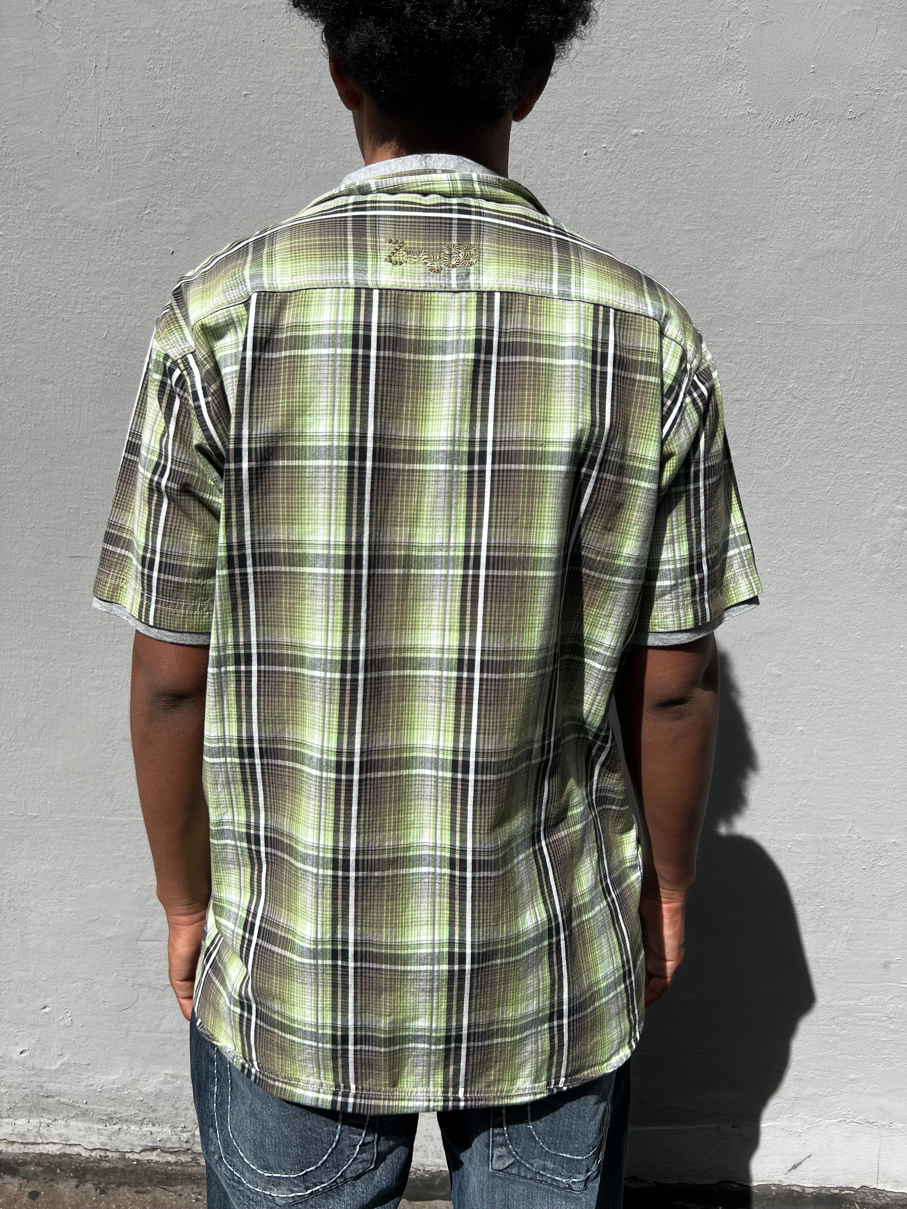 Ein Grün kariertes kurzärmliges Hemd mit einem grauen T-Shirt darunter in XL