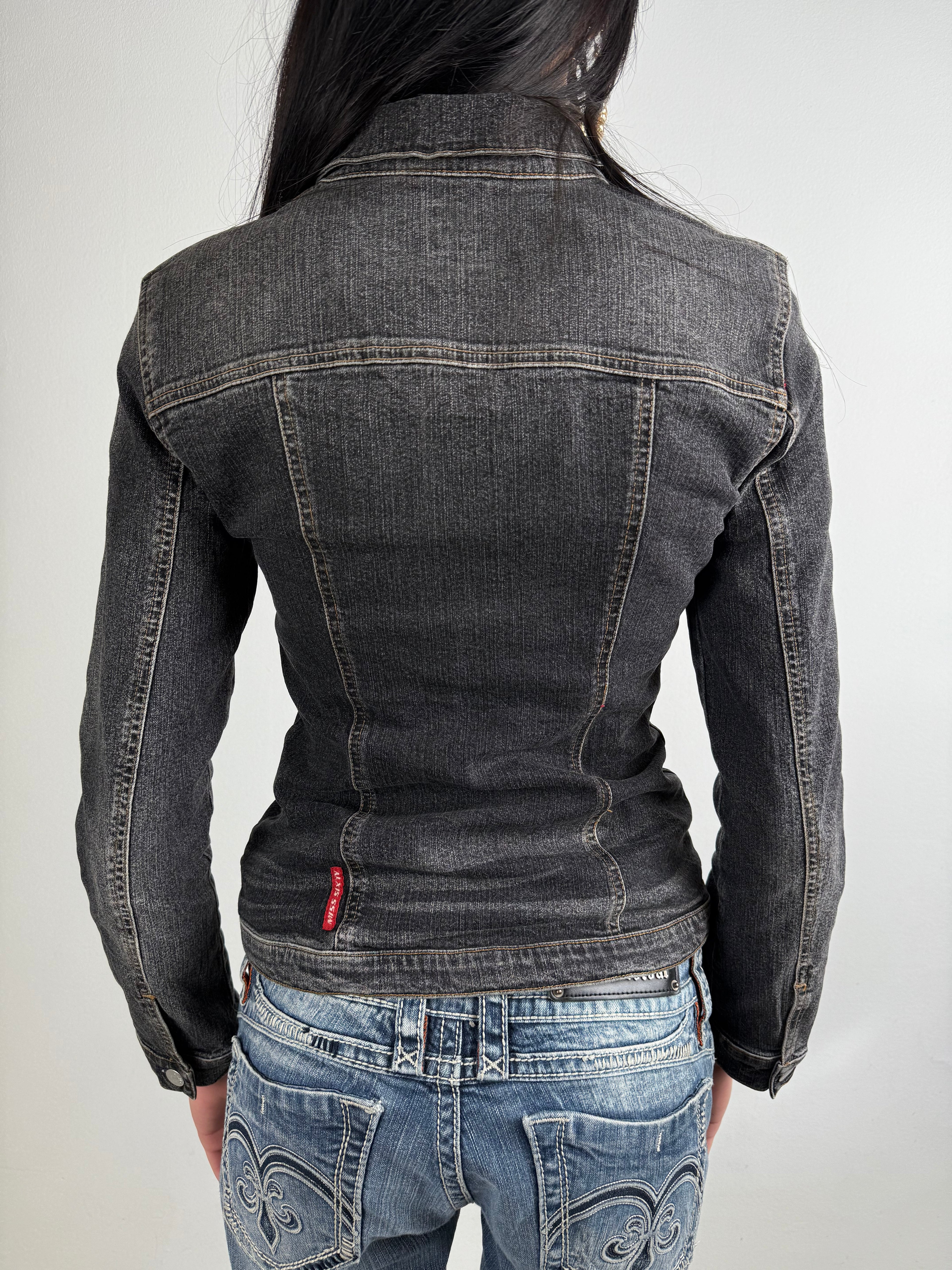 Vintage Miss Sixty Dark Denim Jacket Getragen vor weißem hintergrnd