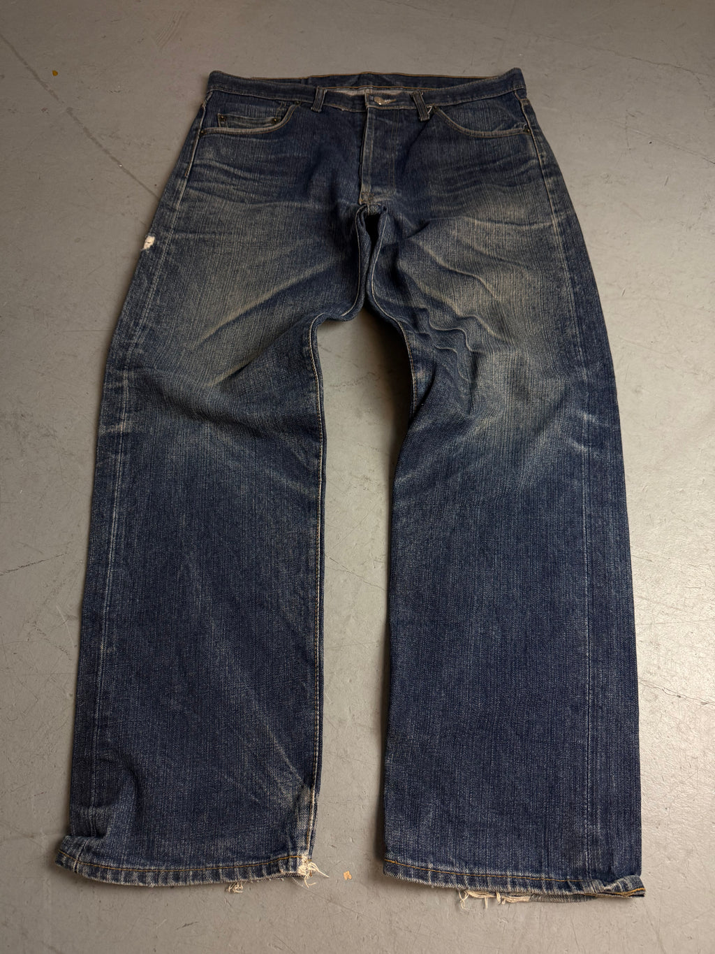 Levi’s 501XX dunkelblaue straight leg denim Jeans für Herren. Vintage Y2K second Hand Fashion. 