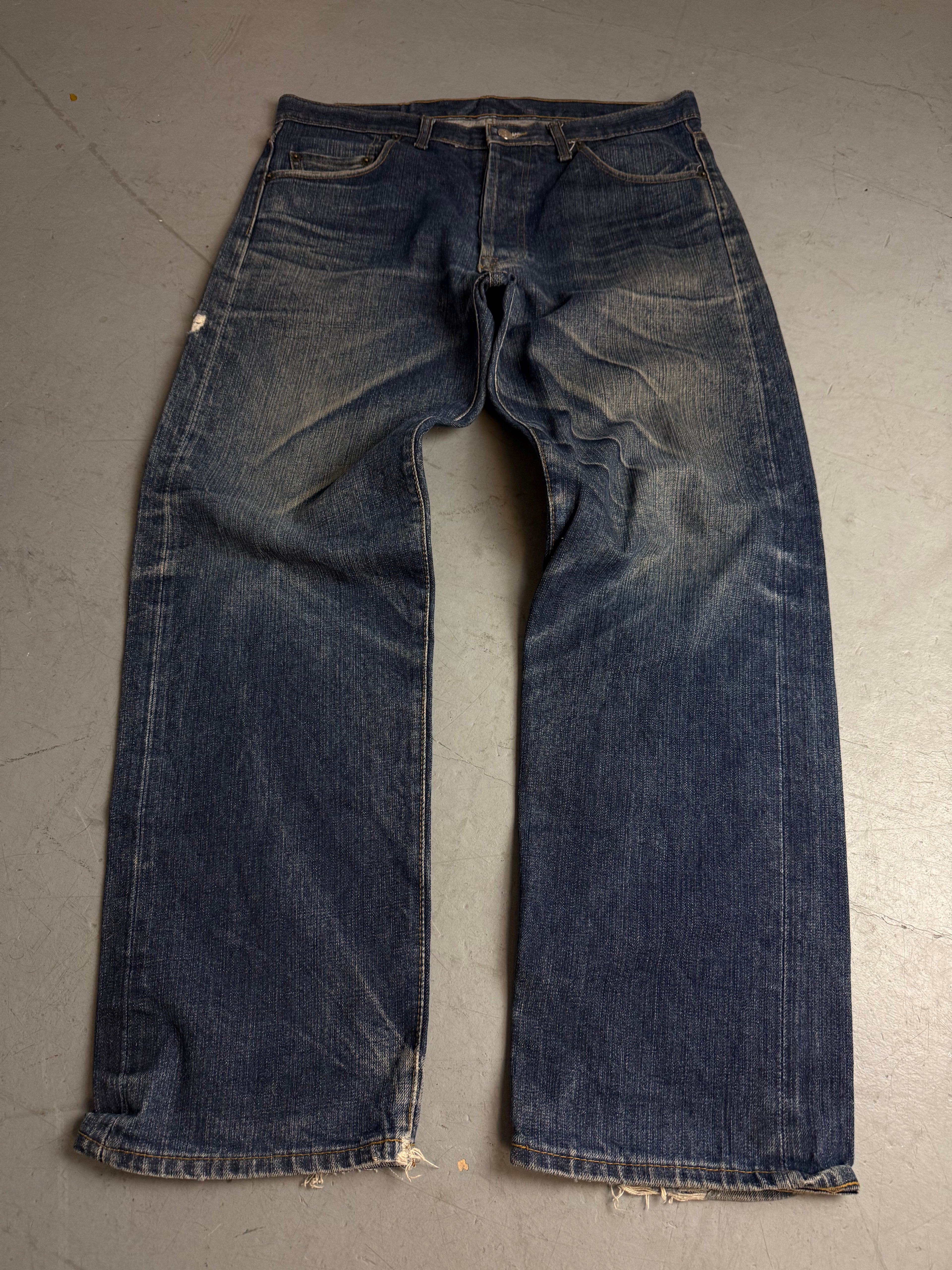 Levi’s 501XX dunkelblaue straight leg denim Jeans für Herren. Vintage Y2K second Hand Fashion. 