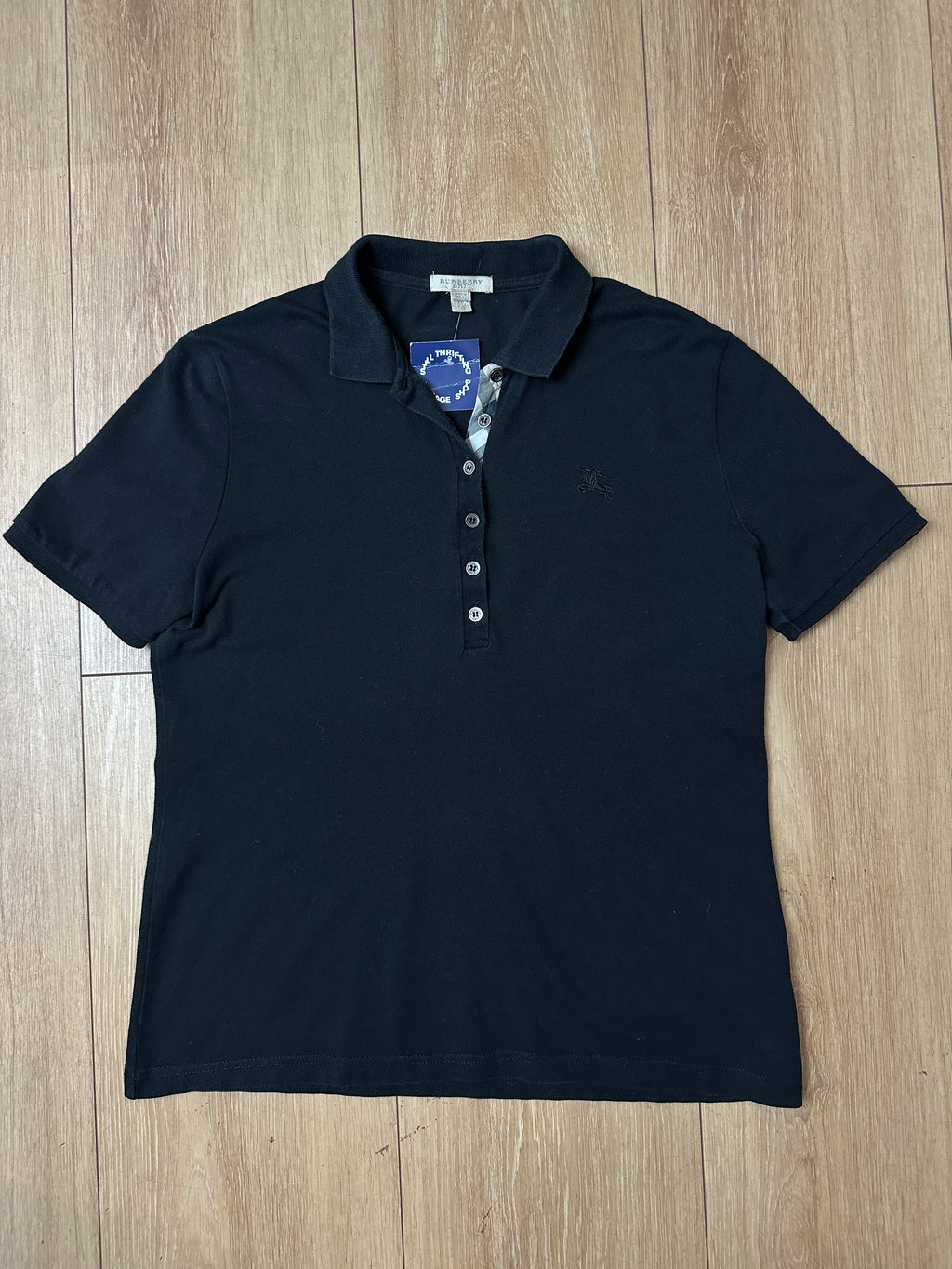 Ein schwarzes Polo von Burberry mit Knöpfen 