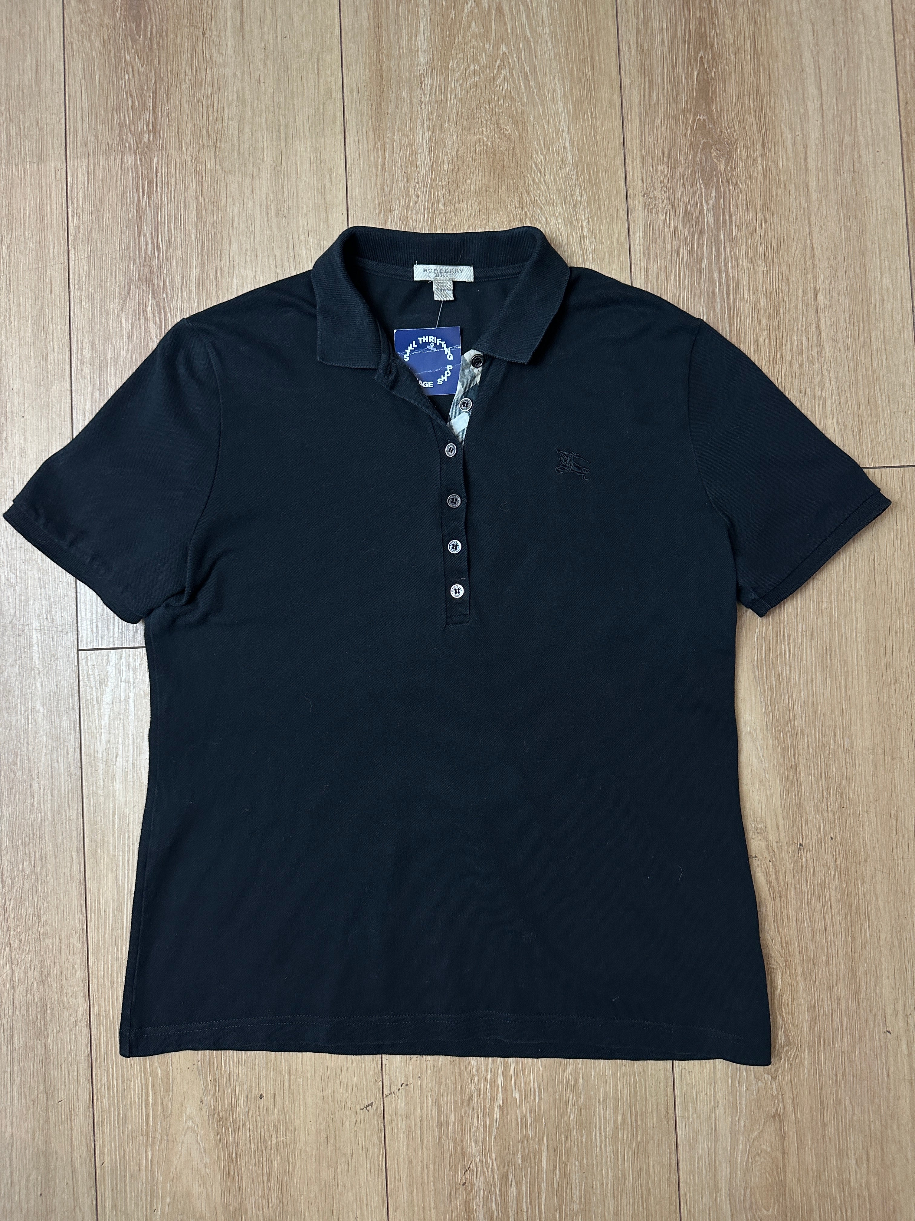Ein schwarzes Polo von Burberry mit Knöpfen 