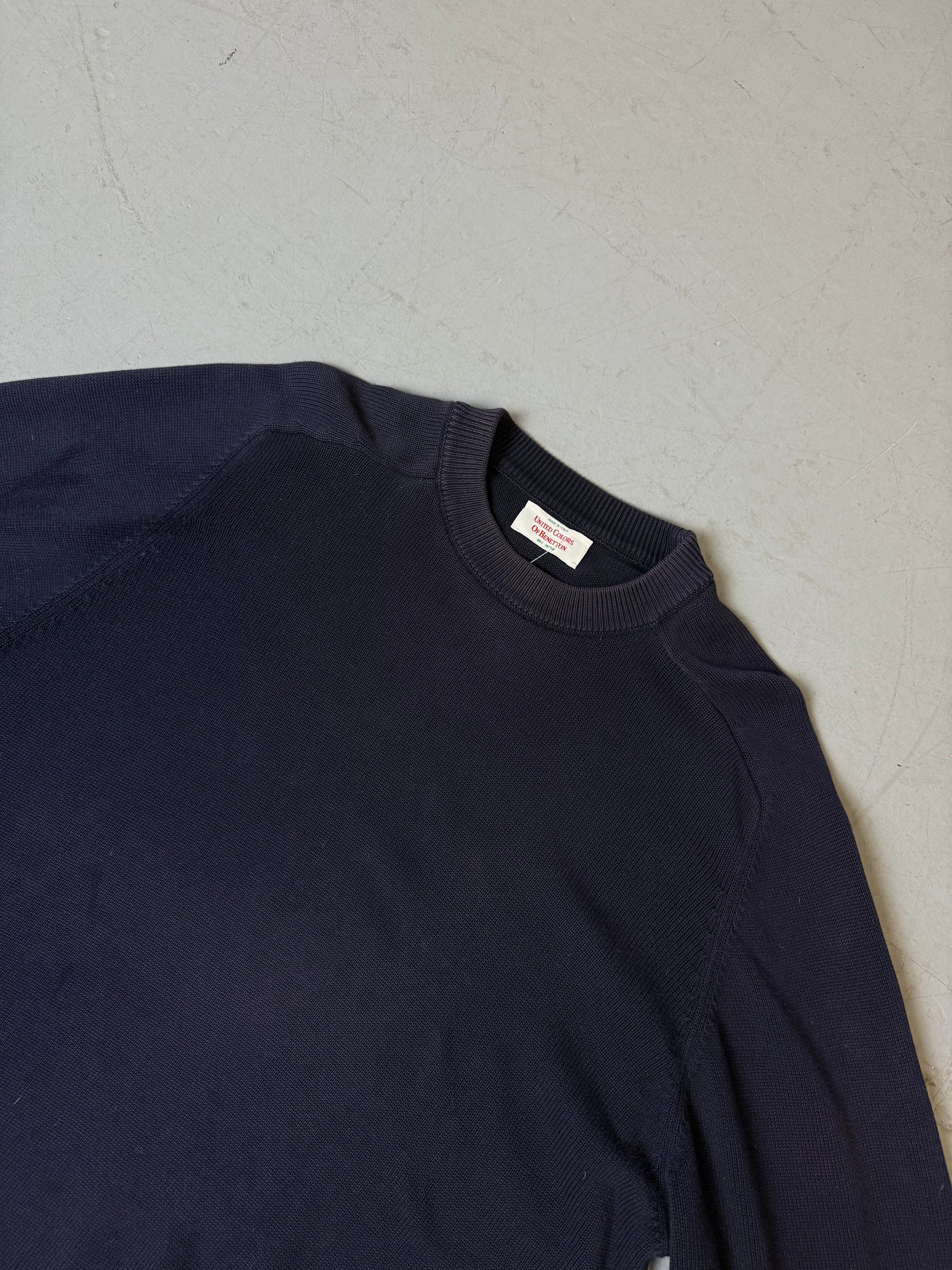 Ein dunkelblauer Strickpullover von Benetton in XXL