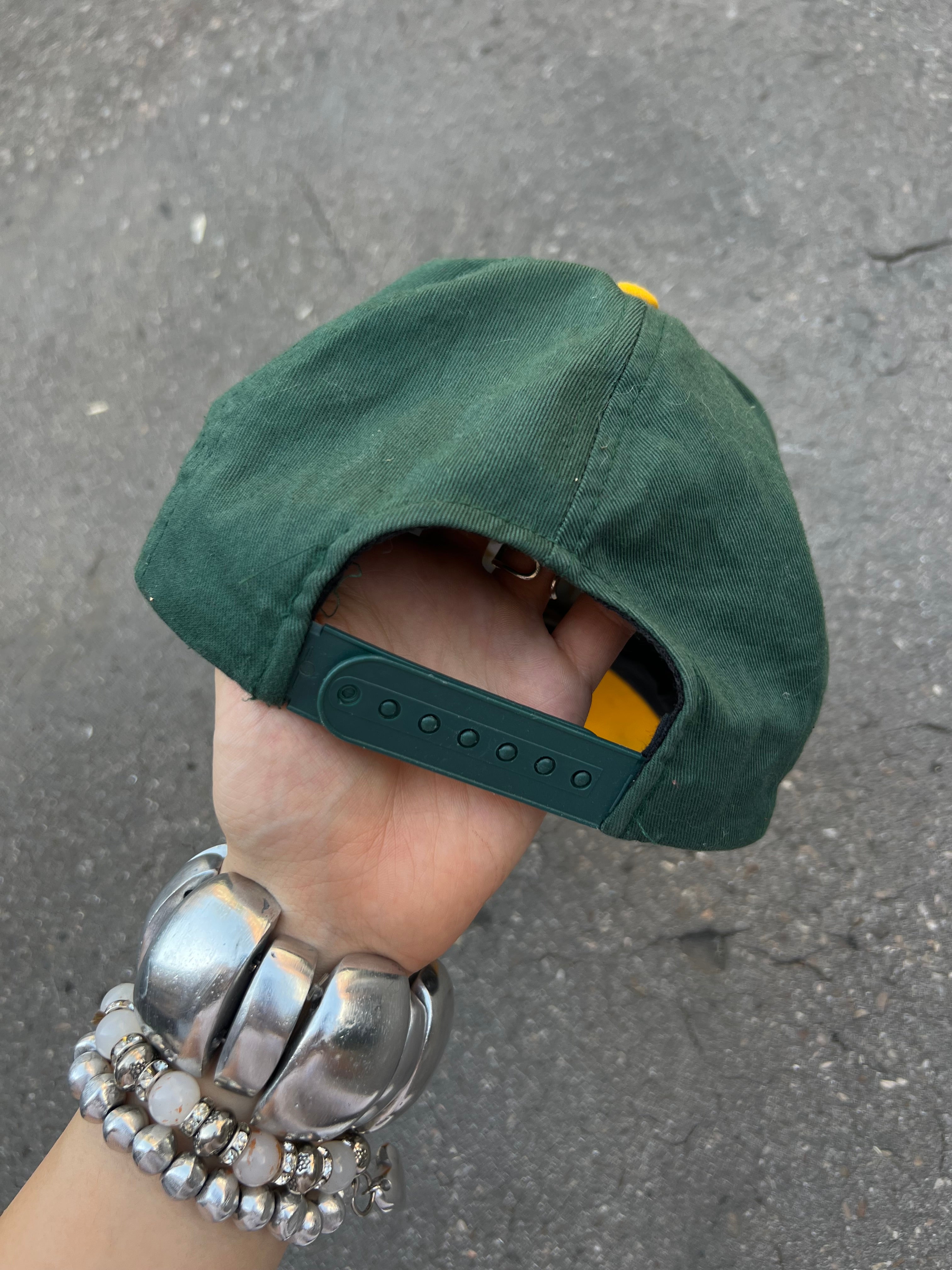 Eine grüne Cap mit gelben Sealand Schriftzug und gelben Schirm